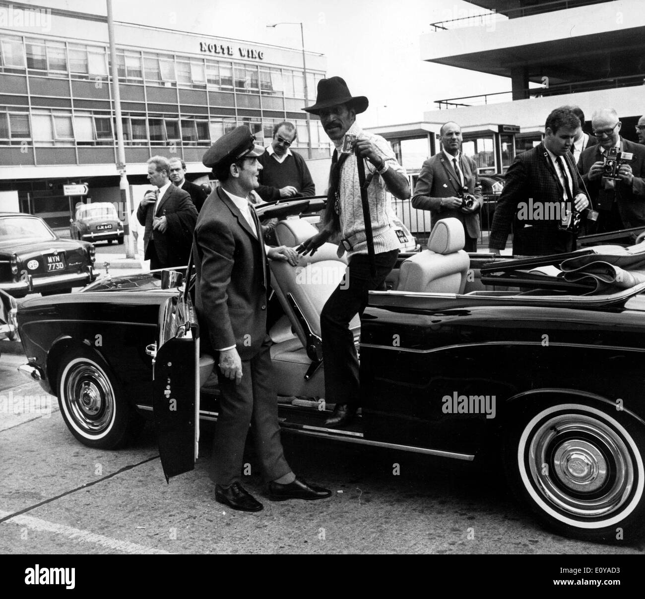 Il cantante Sammy Davis Jr. in Rolls Royce cabrio Foto Stock
