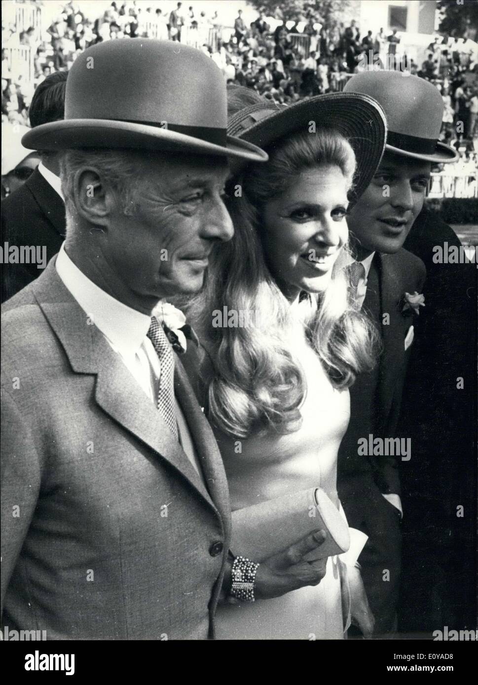 Giugno 30, 1969 - Il barone e la Baronessa Guy de Rothschild e il loro figlio David frequentare di Parigi 1969 Grand Prix corsa di cavalli. Foto Stock