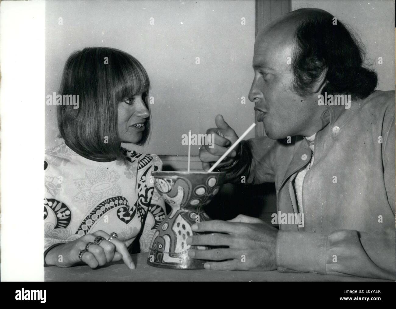 Lug. 05, 1969 - Rita Tushingham onorato xix International Festival del Cinema di Berlino con la sua presenza. Lei è il protagonista di ''Danach,'' Inghilterra del contributo per il film festival. Qui si è visto con Richard Lester all'Hilton-Hotel condividendo un drink. Lester è il regista del film. Foto Stock