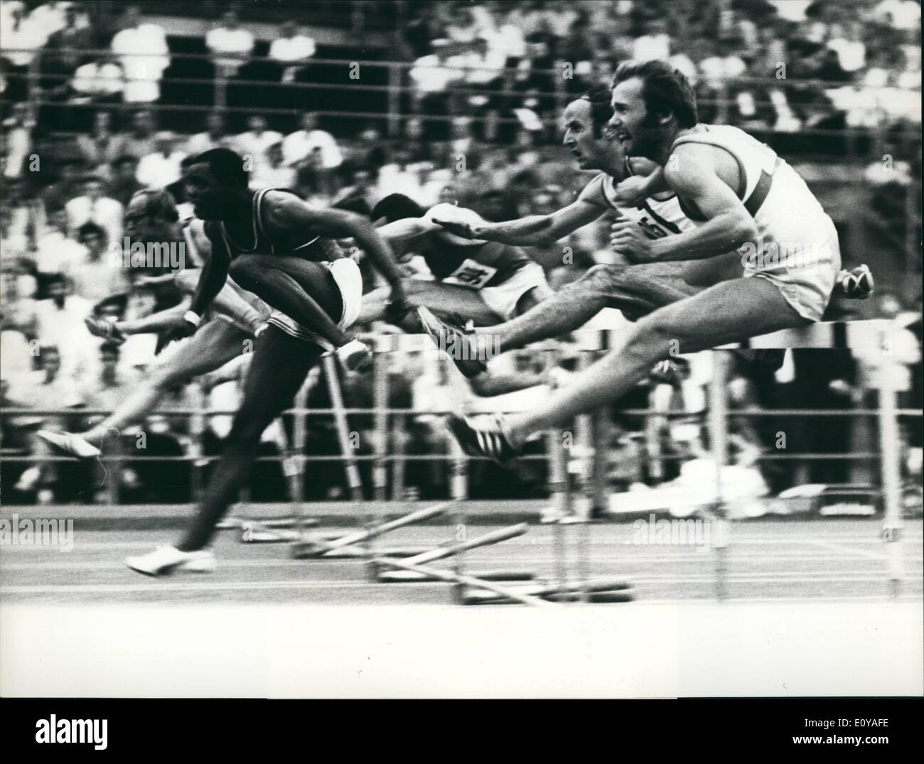 Lug. 07, 1969 - Meeting di atletica a Zurigo con il mondo delle prestazioni: Sotto ideali condizioni atmosferiche il tradizionale international meeting di atletica sul Letzigrund a Zurigo ha avuto un profondo successi sportivi con diverse prestazioni al top: un record del mondo egalized, due anno del mondo migliori prestazioni e un record europeo. La foto mostra la perla della serata è stato il 110 metri champion Willie Davenport egalized il record del mondo di Martin Lauer, Calhoun e Hall in 13,2 secondi. Qui egli si trova di fronte, seguita dall'Italiana Eddy Ottoz (estrema destra) e la romena Pertae Nicolas. Foto Stock