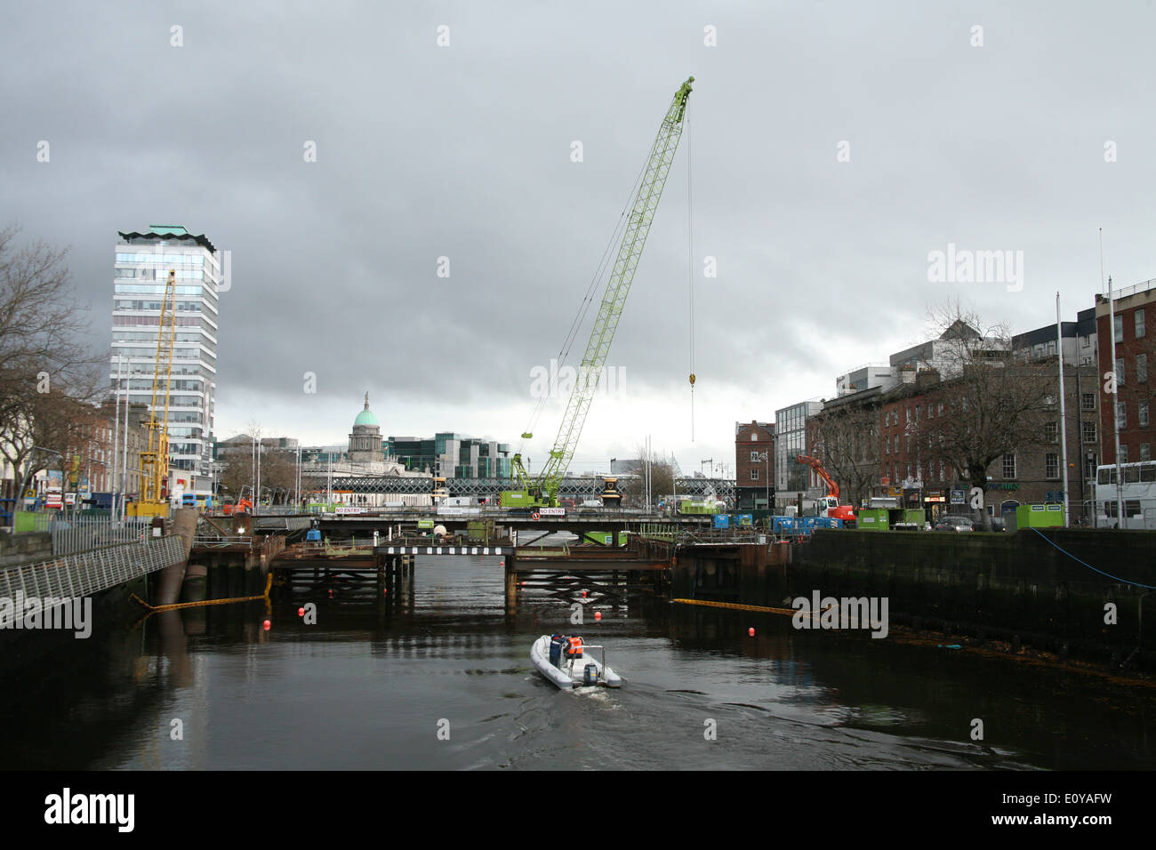 Immagine presa durante la fase di costruzione della Rosie Hackett Ponte sul Fiume Liffey nel centro della città di Dublino Foto Stock