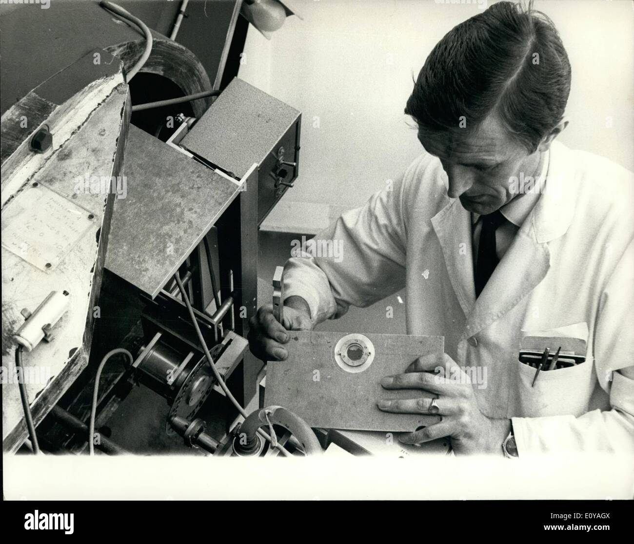 Sett. 09, 1969 - primi campioni lunare di arrivare in Gran Bretagna: il primo lotto di campioni lunari rilasciato dalla NASA e assegnati a gruppi di ricerca nel Regno Unito, sono arrivate oggi. Dopo una conferenza stampa presso il Science Research Council, i campioni sono stati consegnati per i principali ricercatori interessati. La foto mostra il tecnico di ricerca, Derek Vickers, visto il posizionamento di un campione di polvere di luna in un lontano infrarosso, telescopio al fine di esaminare la polvere con i raggi del sole che passa attraverso di esso, per misurare la quantità di radiazioni se qualsiasi - presso la London University di Queen Mary College, Mile End oggi. Foto Stock