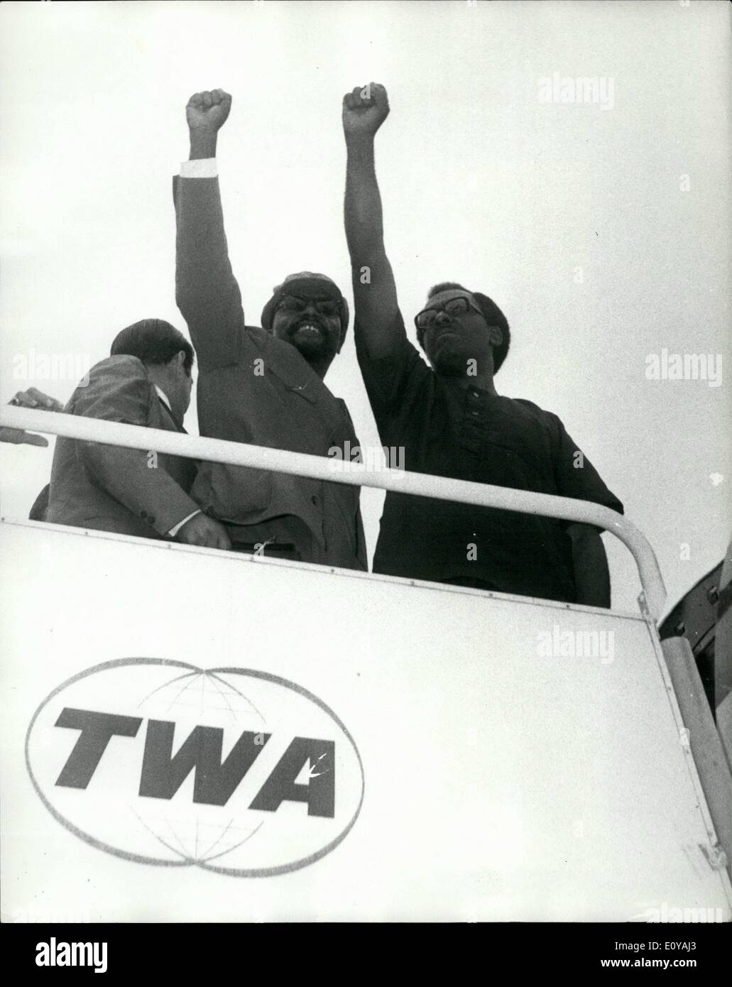 Sett. 12, 1969 - Settembre 12th, 1969 Black Power uomo lascia. La nera americana leader di potenza, Robert Williams, che è stato tenuto in carcere di Pentonville poiché egli è arrivato dal Cairo venerdì scorso, era volato home a Detroit oggi. Egli ha lasciato Londra aeroporto su una Trans World Airlines aereo di linea. Il sig. Williams, fuggiti dall America otto anni fa dopo essere stato caricato con il rapimento di un bianco giovane, che egli nega stava tornando in America di propria scelta di venerdì scorso quando la compagnia aerea ha rifiutato di volare su di lui da Heathrow. Keystone Foto Mostra: Robert Williams (sinistra), raffigurata con un avvocato, signor Foto Stock