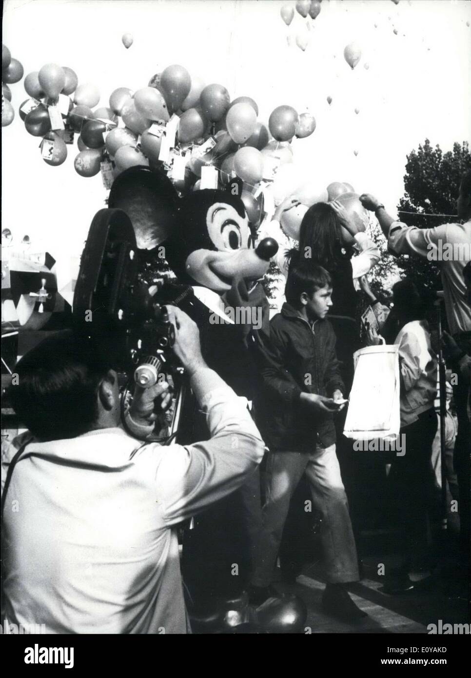 Sett. 17, 1969 - Mickey Mouse travagliato aiuta i bambini! Mickey Mouse, dei famosi libri, giornali e film, non solo voglia di divertirsi e intrattenere; anche lui vuole aiutare. In occasione della celebrazione del suo 40 anni come animatore vi sarà un palloncino concorrenza tra Settembre e Ottobre 10, 1969. 1.000.000 di palloncini sarebbe rilasciato durante questo periodo di tempo in più di cento città tedesche. Essi avrebbero carte sul loro informazioni circa una lotteria. In totale sono stati 3,001 premi, con il premio principale essendo un viaggio a Disneyland! L'inizio del concorso ha avuto luogo a Stoccarda(foto) Foto Stock