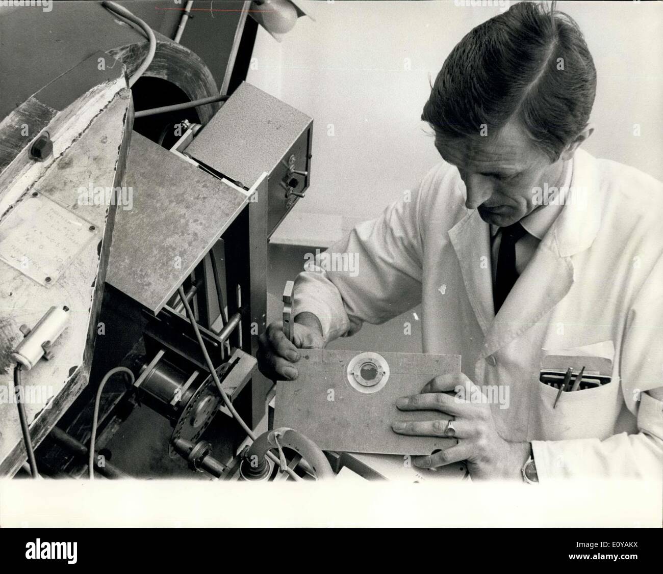 Sett. 19, 1969 - primi campioni lunare arriva in Gran Bretagna: il primo lotto di campioni lunari rilasciato dalla NASA e assegnati a gruppi di ricerca nel Regno Unito, arrivano oggi. Dopo una conferenza stampa presso il Science Research Council, i campioni sono stati consegnati per i principali ricercatori interessati. La foto mostra il tecnico di ricerca Derek Vickers, visto il posizionamento di un campione di polvere di luna in un lontano infrarosso, telescopio al fine di esaminare la polvere con i raggi del sole che passa attraverso di esso, per misurare la quantità di radiazioni se qualsiasi - presso la London University " Queen Mary College, Mile End oggi. Foto Stock