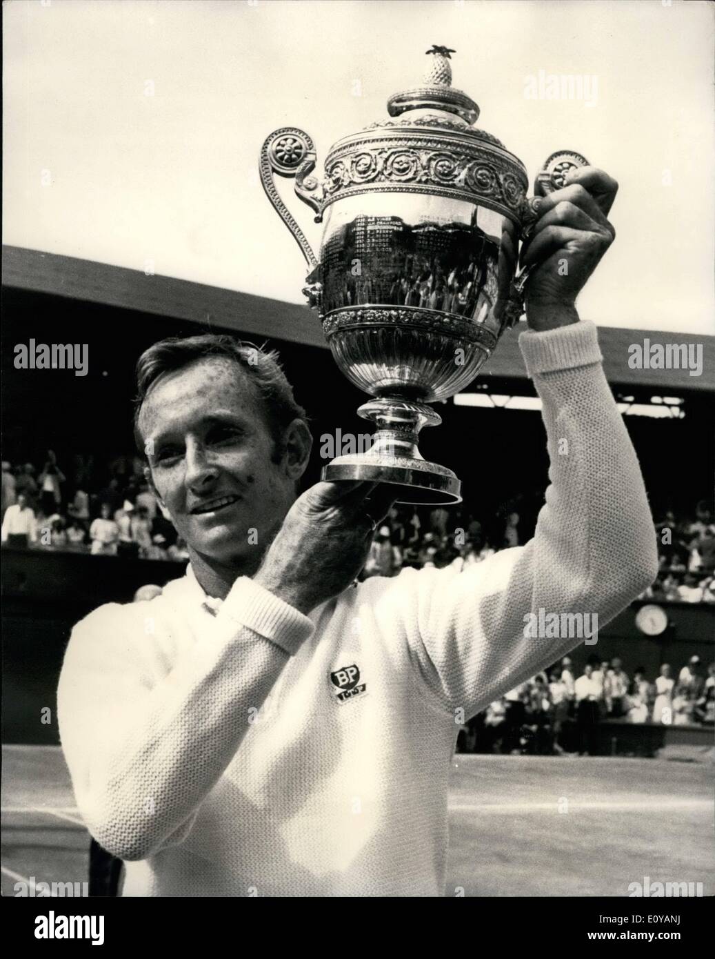 Lug. 07, 1969 - Rod Laver vince uomini finale del nuovo arrivato battendo in quattro set. Nella mens singles finale a Wimbledon questo pomeriggio Foto Stock