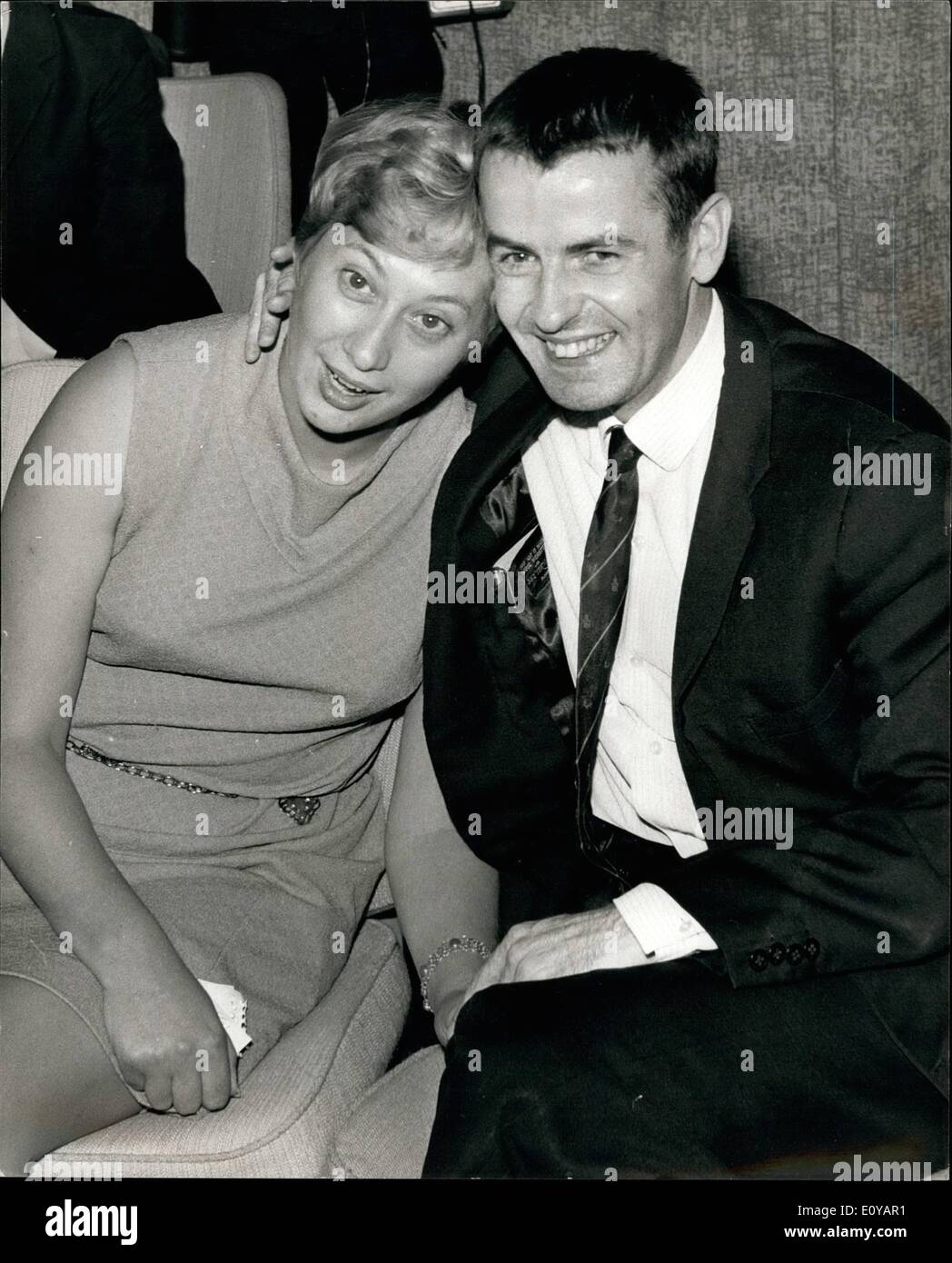 Lug. 07, 1969 - Gerald Brooke è di casa. Gerald Brooke, 32 anni Londra docente imprigionato dai russi appena mai quattro anni fa, è stata rilasciata oggi. È arrivato all'Aeroporto di Londra da Mosca. Il signor Brooke è stato condannato a cinque anni di reclusione nel 1965 per il contrabbando anti volantini sovietica a Mosca. Keystone Foto Mostra: Gerald Brooke è raffigurato con la moglie Barbara, quando lo incontrò sulla arival all'Aeroporto di Londra oggi. Foto Stock