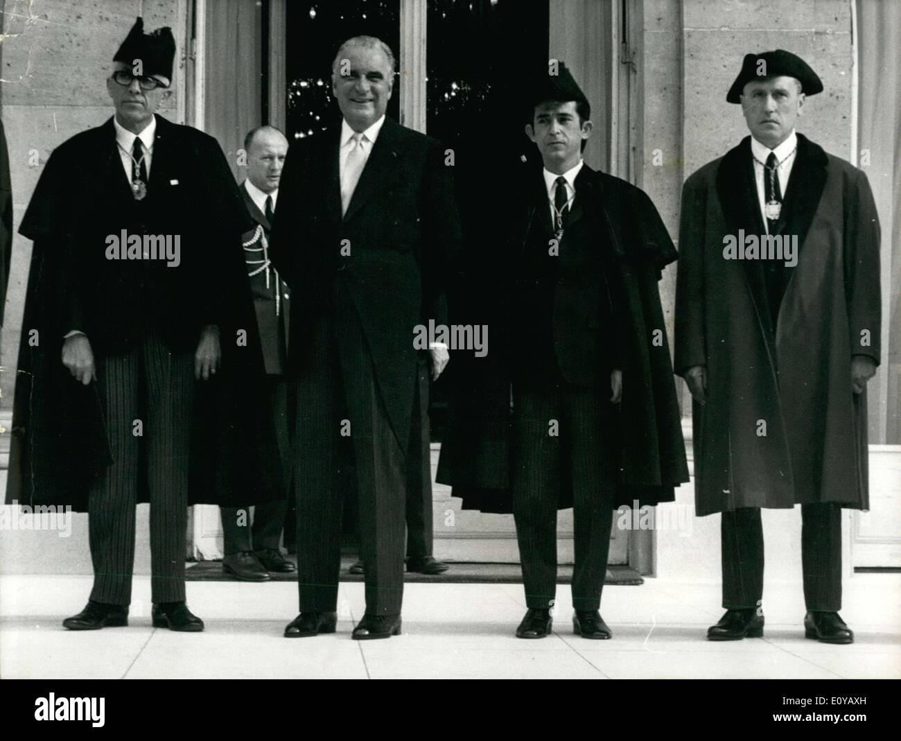Sett. 26, 1969 - Per la prima volta nella storia, Andorra ha cambiato i suoi due co-princes allo stesso tempo. Ramon Villa, Vescovo di Lerida e amministratore apostolico di Seo-d'Urgell subentrato il sig. Iglesis Navarra. Georges Pompidou fu eletto co-prince per la Francia. Il Presidente ha invitato Francesco Escude, un rappresentante di Andorra, all'Elysee Palace per l'occasione, nonché di due membri della ''Valli consiglio'' che gli diede il ''quiesta'', una somma di denaro che Andorrans pagare loro il francese co-prince regolarmente Foto Stock