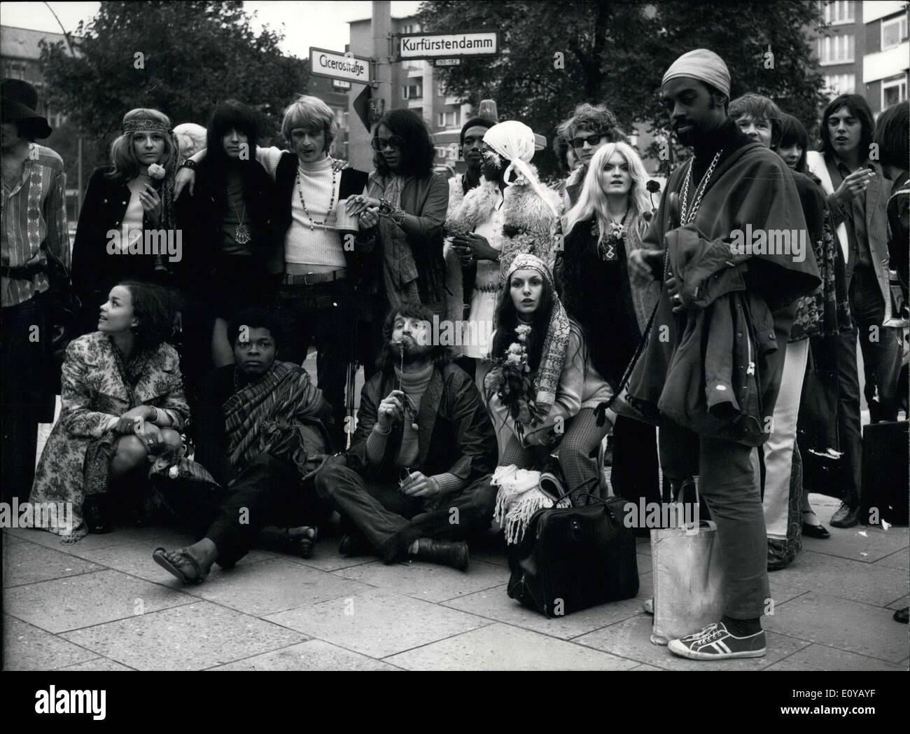 Ottobre 01, 1969 - raffigurata qui sono hippies in Berlin Kurfuerstendamm , essi sono membri della produzione musicale ''capelli. Foto Stock