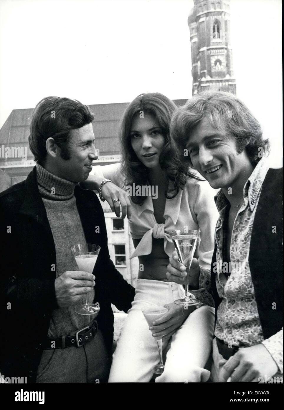 Ottobre 02, 1969 - ''che non batte un atleta...'' ...,detto Willy Bogner a se stesso, e lavato giù tutte le sue preoccupazioni circa il suo nuovo film con un rinfrescante sorso. L'ex-ski-idolo, che dopo diversi 'distinguished'' film documentari, è ora cattura il suo primo lungometraggio - ''Liebe 600," aveva di mettere fino a comunicazioni così come prendere le minacce di un beatdown dopo la telecamera team aveva girato una scena in un monaco di baviera quartiere residenziale di domenica mattina. Le due automobili in scena era molto squeaky pneumatici. ''Liebe 600'' sarà presto completato e dovrebbe essere rilasciato quest'anno in film Foto Stock