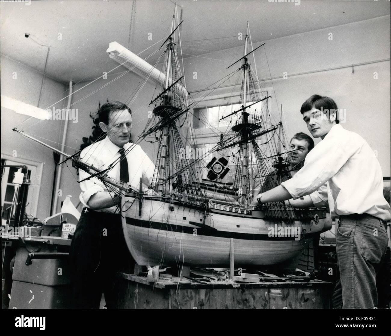 Lug. 07, 1969 - un modello del Capitano Cook ''adopera'' per essere presentato per il governo della Nuova Zelanda: il primo dei due modelli di grandi dimensioni del Capitano Cook si sforzano di essere presentati per la Nuova Zelanda e l'Australia governi, sono stati in mostra alla stampa nel modello di workshop del National Maritime Museum di Greenwich oggi. La presentazione è in onore del Capitano Cook primo viaggio di scoperta del Pacifico, 1768-1771, in cui ha tracciato il ceast della Nuova Zelanda e la costa orientale dell'Australia Foto Stock