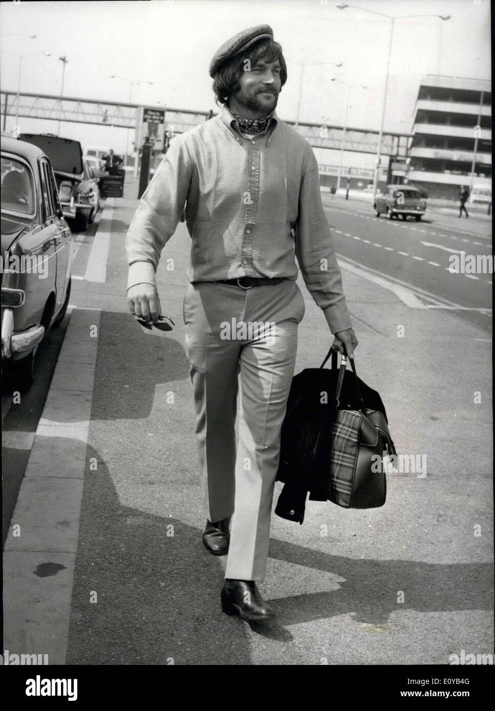 Lug. 14, 1969 - Franco Nero arriva a stella nel nuovo film.: attore italiano Franco Nero che è di avere il ruolo da protagonista del gypsy nel nuovo Dimitri De Grunwald film di D.H. Il Lawrence's novvel ''La vergine e la gitana'', che inizia a filmare a Matlock, Derbyshire su luglio 21st, arrivati all'Aeroporto di Londra oggi. Francia Nero primo colpo di scena interntional come Sir Lancelot in ''Camelot'' opposta Vanessa Redgrave come Guinever. Da allora ha fatto innumerevoli film nella sua nativa Italia e ''un posto nel paese'' che ancora una volta ha trovato la sua starring con Vanessa Redgrave Foto Stock