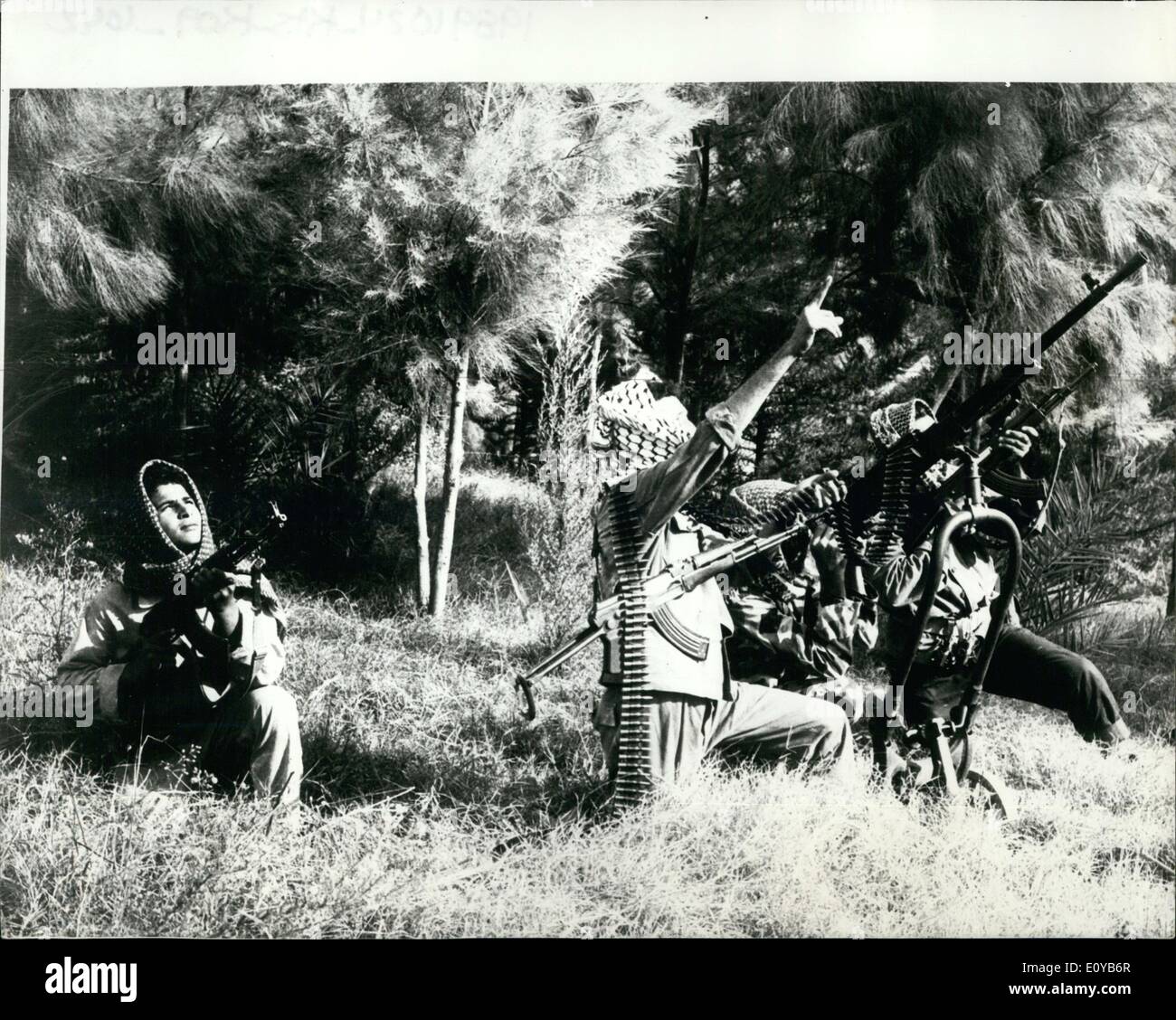 Ottobre 10, 1969 - arabo arabo combatte in Libano: Il mondo arabo è in tumulto nel corso degli scontri tra libanesi delle forze di sicurezza e di anti-Israeliano i guerriglieri palestinesi. Il Libano sostiene le truppe concentrate sul confine. La foto mostra: palestinese commandos in azione nelle zone di montagna sul confine del Libano. Foto Stock