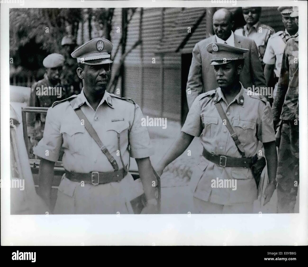Ottobre 10, 1969 - Leader del colpo di stato militare estromettendo Premier Egal, Comandante della Somalia Forze Armate mostrato qui con la sua adjutany [ un importante ] out-lato il quartier generale militare a Mogadiscio. Foto Stock