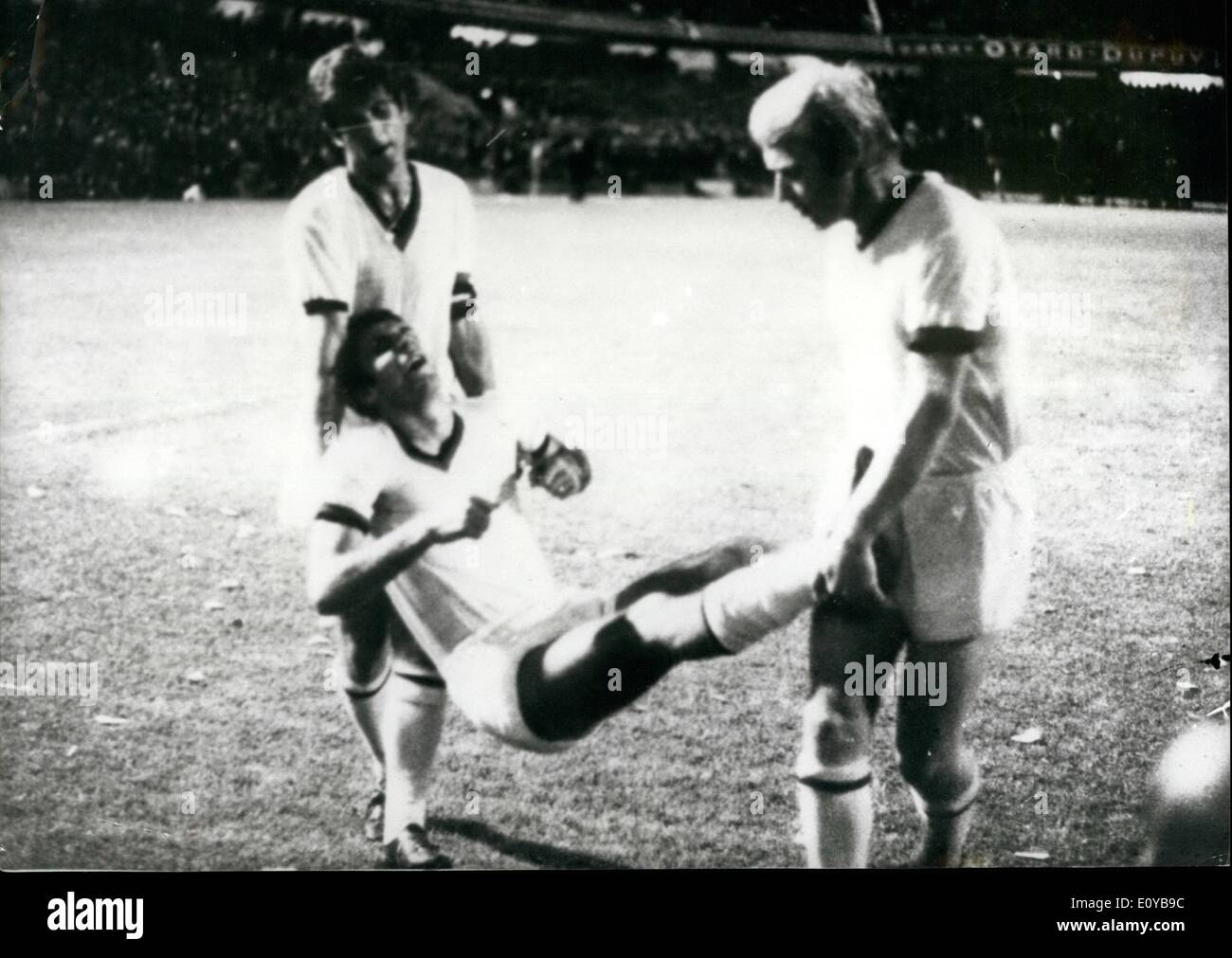 Ottobre 10, 1969 - Stelle arrestati nel mondo Club Match: Tre Estudiantes i giocatori sono stati arrestati sulla base degli oneri derivanti da mercoledì scorso il match contro c.a. Milano nella seconda tappa del World club championship al Boca Stadium, Buenos Aires, e uno di loro, il portiere Alberto Poletti, è stato vietato per la vita dell'Argentino Football Association. Ramon Aguirre Suares è stata sospesa dal 30 corrispondenze locali e bandito da intenzionali per cinque anni e Eduardo Luján Manora è stata sospesa per 20 corrispondenze locali e dato a tre anni di divieto internazionale. C.a. Milano ha vinto 4-2 sull'aggregato Foto Stock