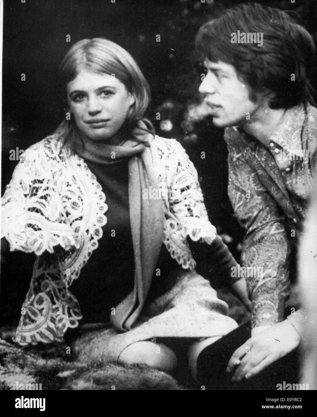 Il cantante Mick Jagger visite Marianne fidato in ospedale Foto Stock