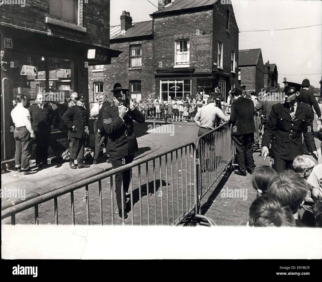 Agosto 01, 1969 - Deadly Snake mancanti dal Pet Shop: Oeek Street, Salford, ieri ha assomigliato ad uno stato di assedio come polizia intensfield la loro ricerca per la micidiale cobra africani che è scomparso da un cornet pet shop il giorno precedente. Guardati da ansioso adulti e centinaia di bambini curiosi poorin da dietro barriere di polizia, polizia, vigili del fuoco e un'RSPCA officer, oltre a un esperto di serpente, il sig. Pat Fletcher, fissato il negozio premiers e la casa accanto - apparecchiatura di ripping per iniettare gas di serpente in ogni crovice. Foto Stock