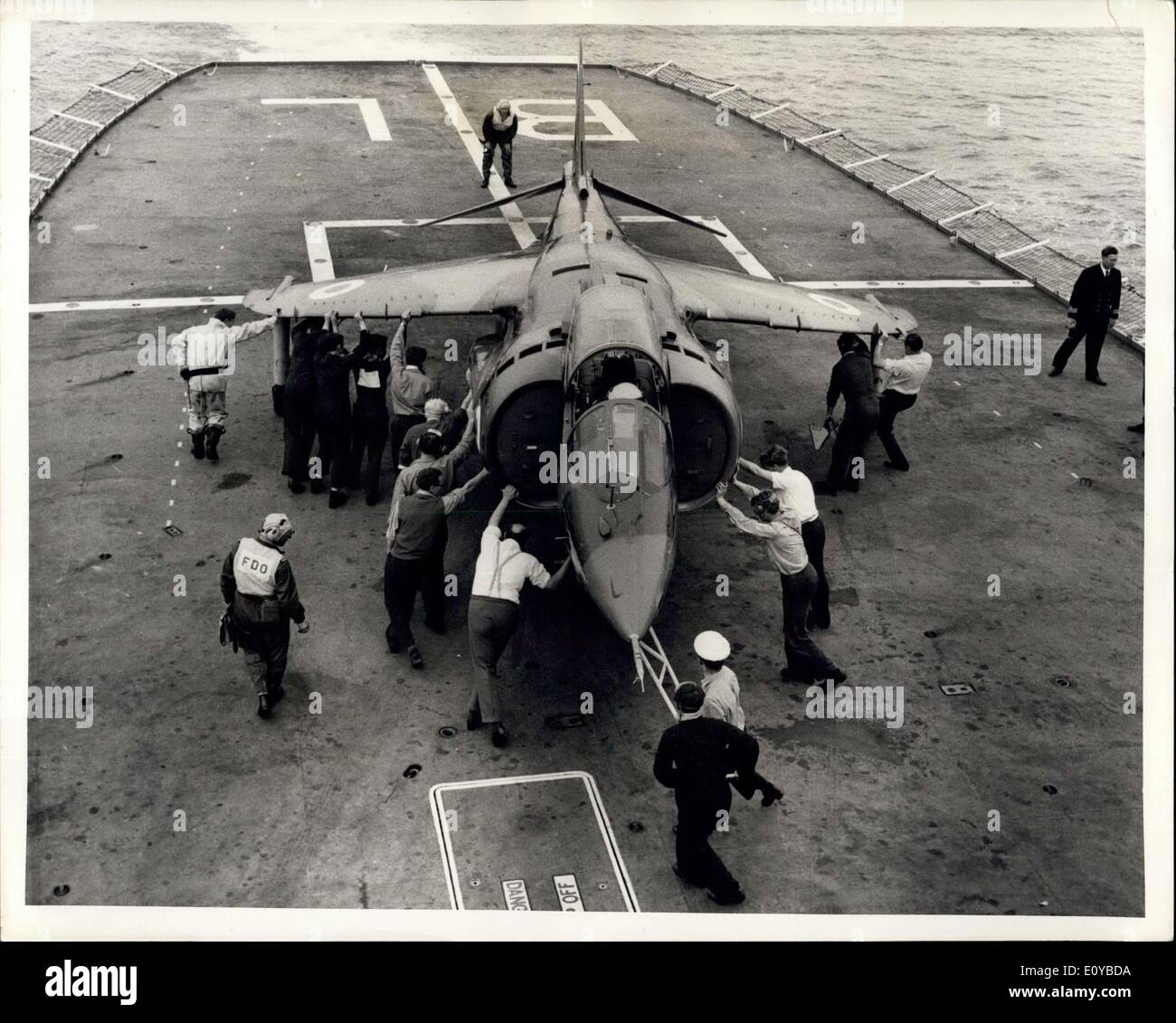 Agosto 03, 1969 - combattenti Vtol land in HMS Blake : La HAWKER SIDDELEY Harrier chiudi supporto jet fighter è visto dopo l'atterraggio sul ponte di volo di HMS blake durante percorsi durante il weekend 2nd.3 Agosto. Queste prove sono state il risultato di una direttiva da parte del Ministero della difesa per il Mod (Marina) per studiare l'applicazione dell'Harrier per le operazioni delle navi in Nid negli anni settanta. Il velivolo è stato volato da Dunsfolo Airfield Surrey, Inghilterra, dal Capo pilota di prova della HAWKER SIDDELEY Aviation limited' Dunsfold) Mr Foto Stock