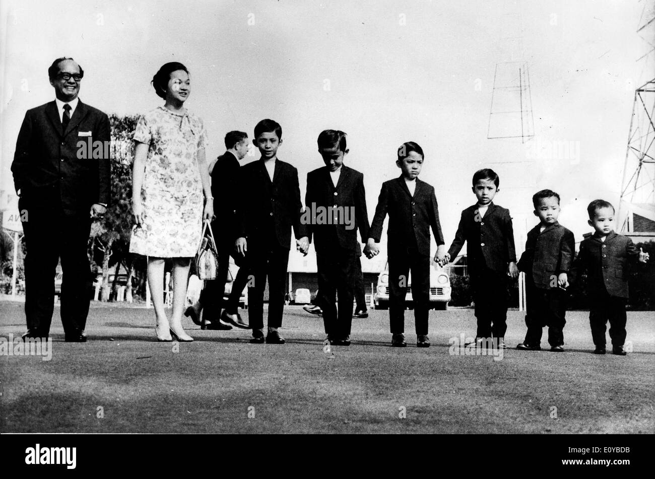 Aug 04, 1969 - Sydney, Australia - File (foto) da sinistra, IRENEO CORNISTA, Filippine Consul-General, sua moglie e figli: Ireneo Jr., Sergio, Jose Antonio, Gesù, e Emmanual. Foto Stock
