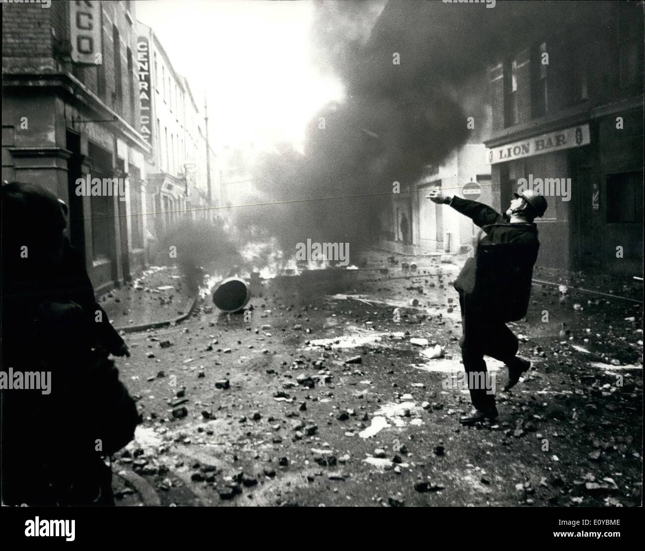 Agosto 08, 1969 - disordini a Londra Derry: Molti policemand sono rimasti feriti in London derry ieri durante gli scontri tra la Chiesa Cattolica Romana e Prostentants. La sommossa svasato ieri pomeriggio vicino al fine di teh annuale di ''Apprentice Boys'' sfilata per la commemorazione del 1689 il sollievo di Londonderry da un assedio del re James truppe cattoliche che erano state originariamente bloccati da ragazzo gli apprendisti. La foto mostra la polizia di vendicarsi durante i lanci di pietre a Londonderry ieri. Foto Stock