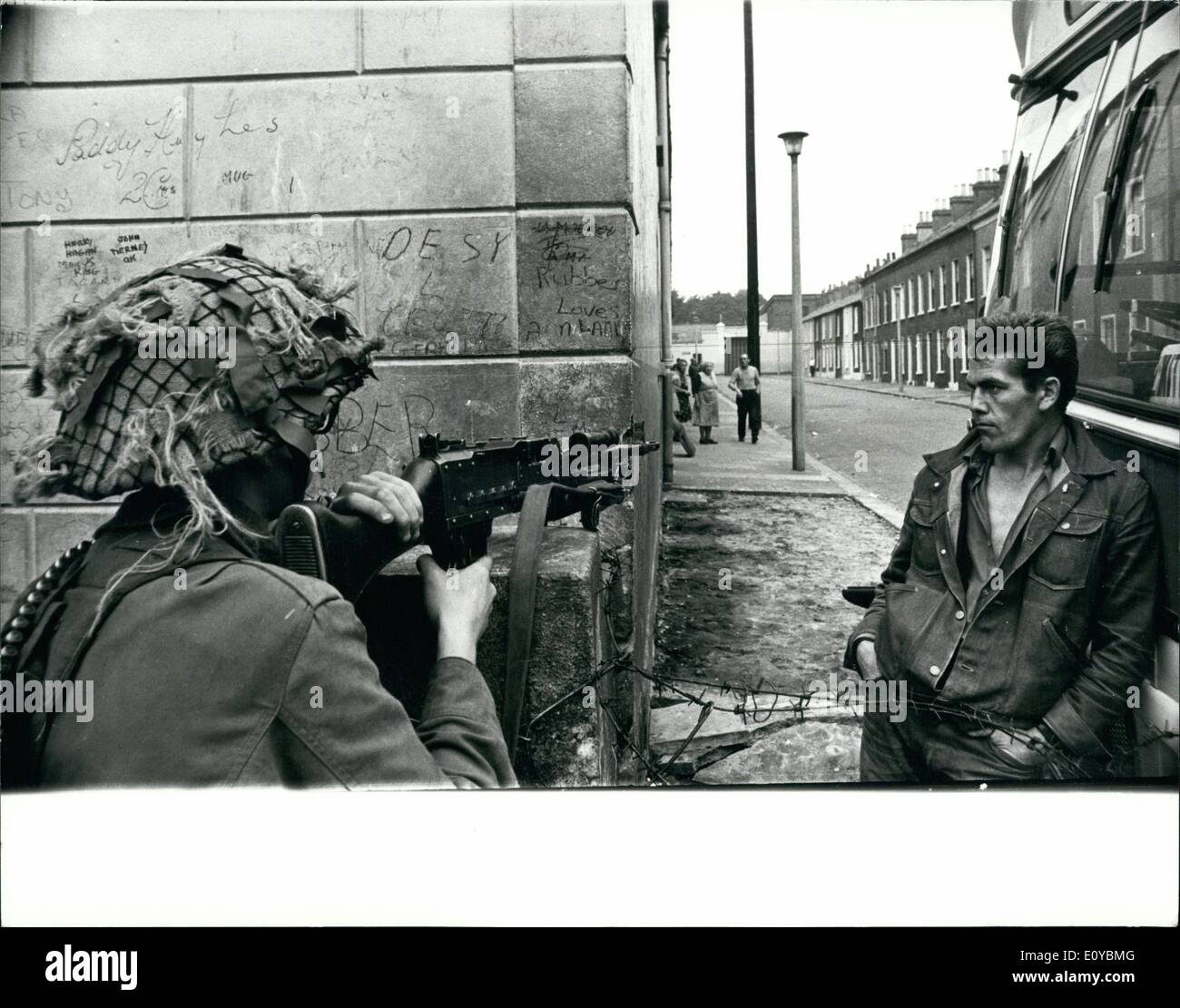 Agosto 08, 1969 - Le truppe britanniche per le strade di Belfast. Machine-Guns nelle strade le truppe britanniche che sono stati inviati in cascate Street zona di Belfast il venerdì per fermare i combattimenti tra Protestanti e Cattolici Romani hanno ora cancellata la zona e mettere i punti di controllo tra i due lati. Mostra fotografica di:- un British Tommy mans una macchina-gun in cascate Street zona di Belfast - locale non dimostrano alcun interesse come egli sorge l'altro lato del filo spinato. Foto Stock