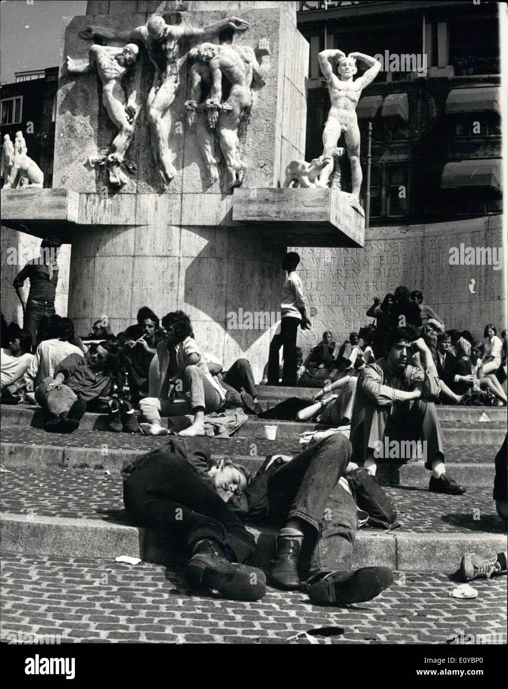 Agosto 08, 1969 - questo anno di Amsterdam è un luogo attraente per i giovani provenienti da tutti i paesi: il loro centro è il Fronte Nazionale di Liberazione monumento presso la diga di Amsterdam di fronte al Palazzo Regale. Essi sono qui seduti sui gradini del monumento di giorno e di notte e dormire nei loro sacchi a pelo nella notte e prendere il sole durante il giorno. Alle ore 6 di mattina sono battuto in su dalla polizia e pulizia-uomo il beccuccio pulito le fasi. Quindi prendono il loro posto nuovamente Foto Stock