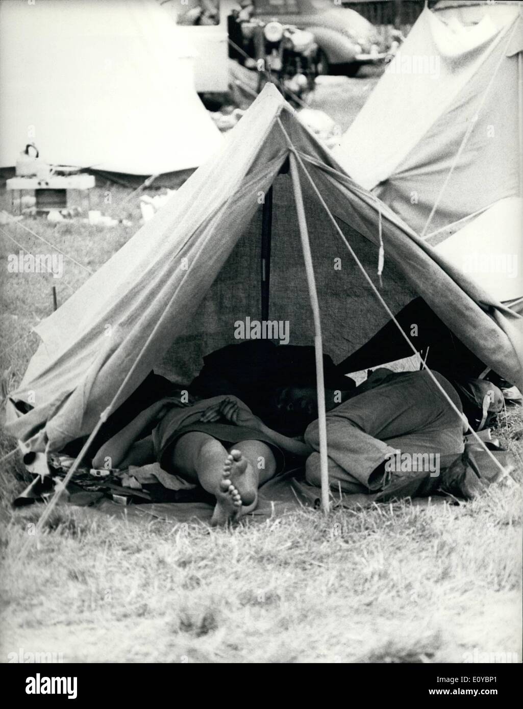 Agosto 08, 1969 - Il 9° Nazionale di Jazz e Blues Festival Pop tenutasi il Plumpton Racecourse Sussex. La foto mostra molte tende sono state Crected sul percorso di gara da parte di coloro che frequentano il festival. Questi due sono state viste rilassanti nella loro tenda prima delle prestazioni oggi avviato. Foto Stock