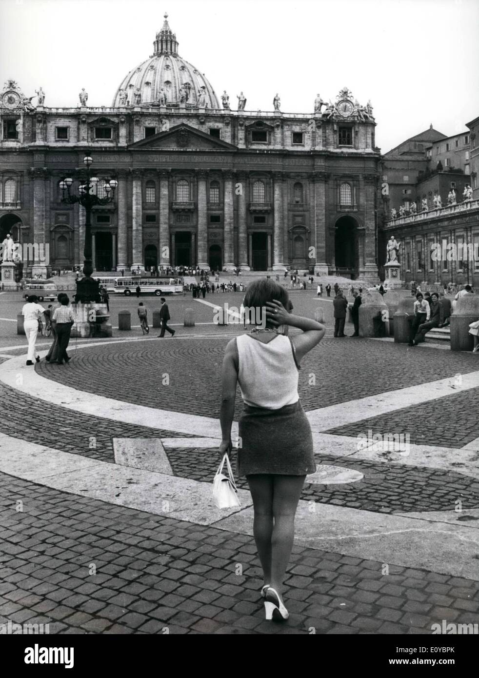 Agosto 08, 1969 - Anche se è presente un monito sull'immissione del Vaticano in una mini gonna o molto bassa-cut camicie, c'è sempre qualcuno che non capisce che i santi non guardare le loro gambe. Una guardia presso lo sportello anteriore del Vaticano si arresta le donne che sono troppo scarsa Foto Stock