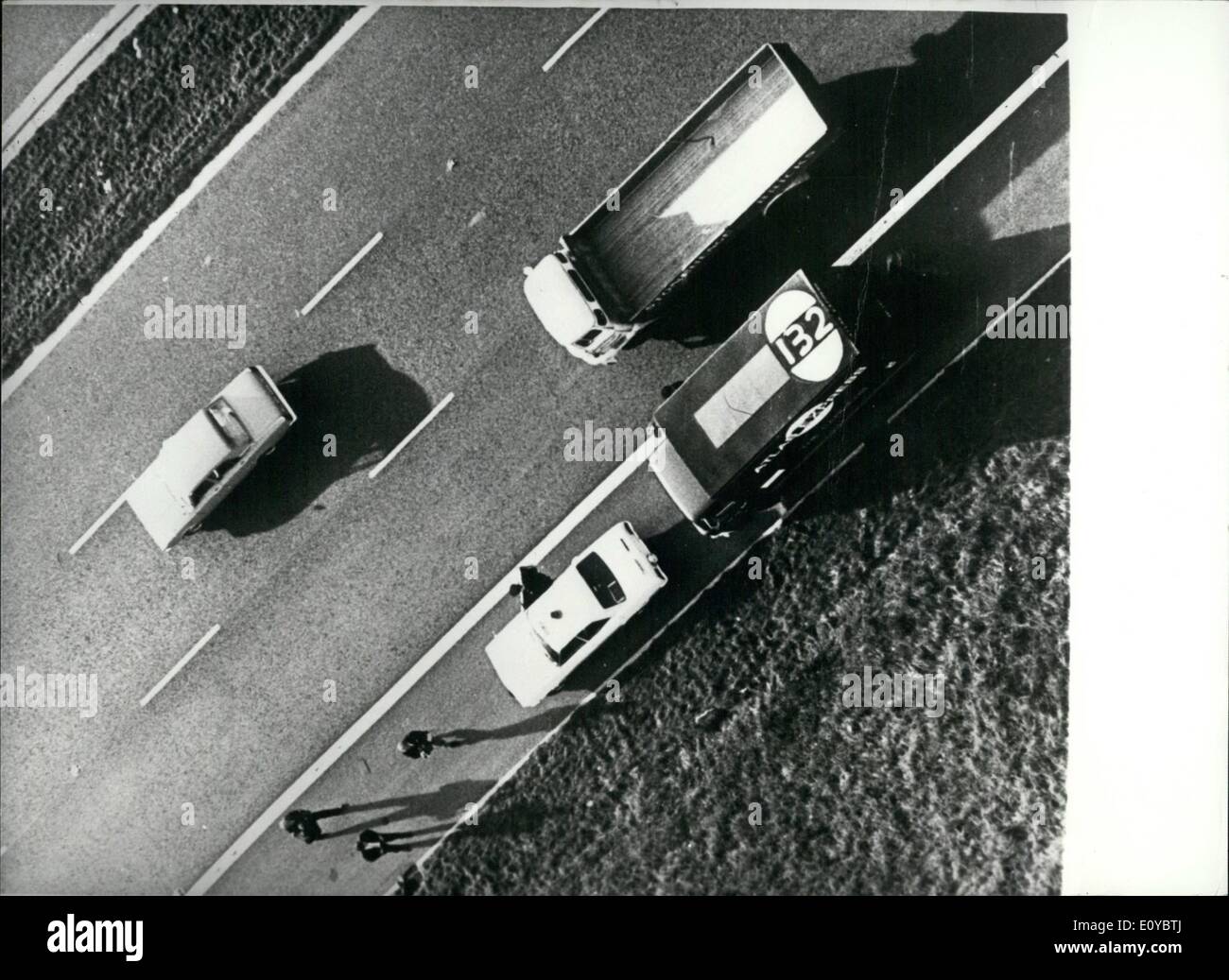 Ottobre 10, 1969 - Spy-in--cielo elicotteri impiegati per rintracciare il dirottamento di autocarri.: un'operazione è stata messa in scena ieri per dimostrare l'efficienza di elicotteri che hanno aderito il veicolo Obsever Corps, l'organizzazione di volontari che hanno guardato il furto di autocarri. Due elicotteri sono in programma al momento e poi si spera che altre imprese private elicotteri operativi aderiranno su base volontaria. L'idea è che i piloti devono riferire niente di sospetto rilevato durante i loro viaggi Foto Stock