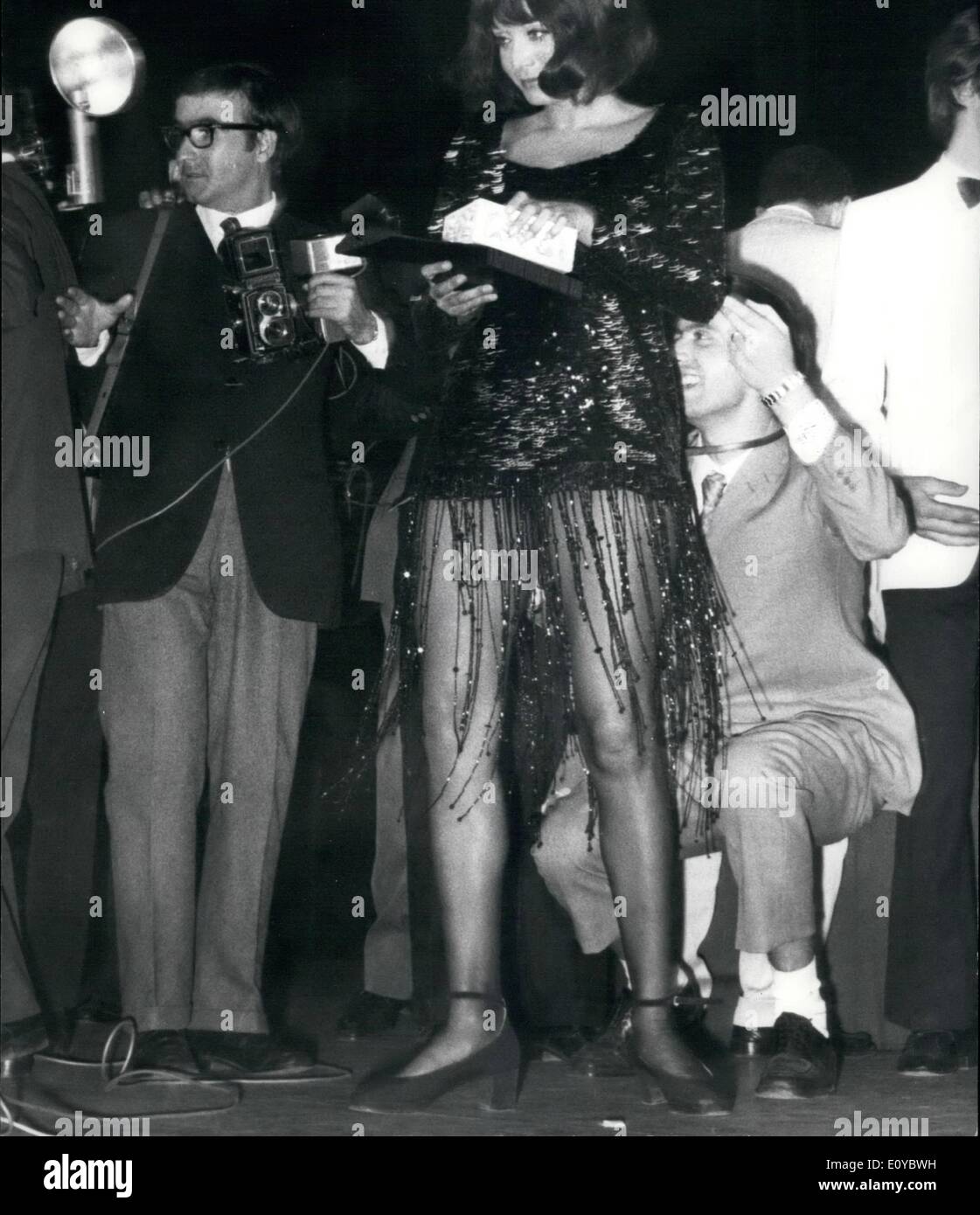 Ottobre 10, 1969 - Gala performance al Teatro Sistina per la premiazione del "'Silver maschere'' per le stelle dello schermo, il brano musicale, commedia e così. La foto mostra il fine e affascinante attrice Maria Grazia Buccella medicazione un senza-shift. Foto Stock