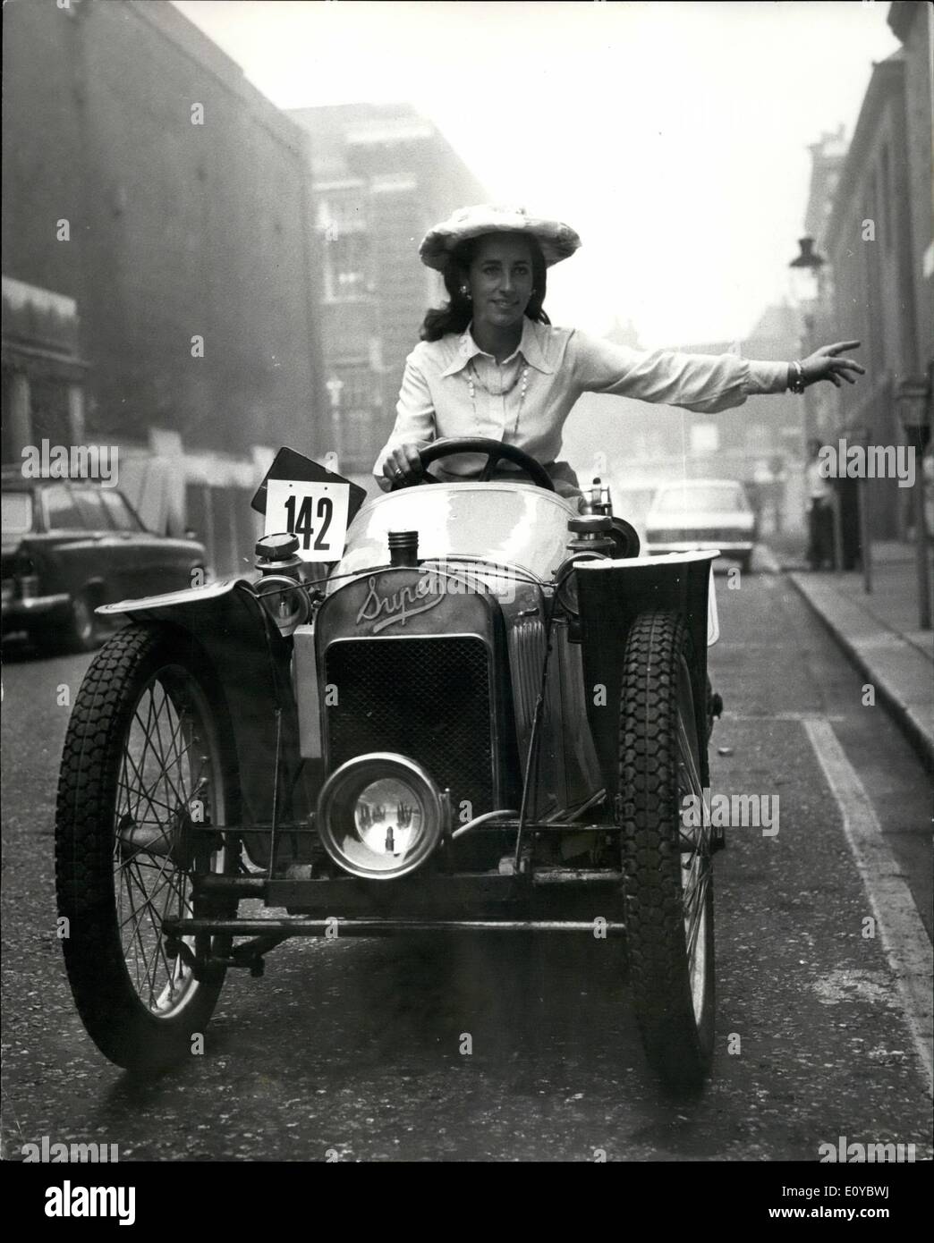 Ottobre 10, 1969 - Anteprima di vendita di veterano e auto d'epoca; vi è stato un anteprima oggi di asta Sotheby's del veterano, Edwardian e veicoli vintage e Post Vintage purosangue, Motoring libri e Miscellanea, che è quello di essere il Giovedì 23 Ottobre presso il Royal Horticultural Society's New Hall, S.W.I. La foto mostra il 22 enne Louise Pomeroy, da Oxford, in un 1911 Super due setter auto ciclo oggi in questa anteprima. Foto Stock