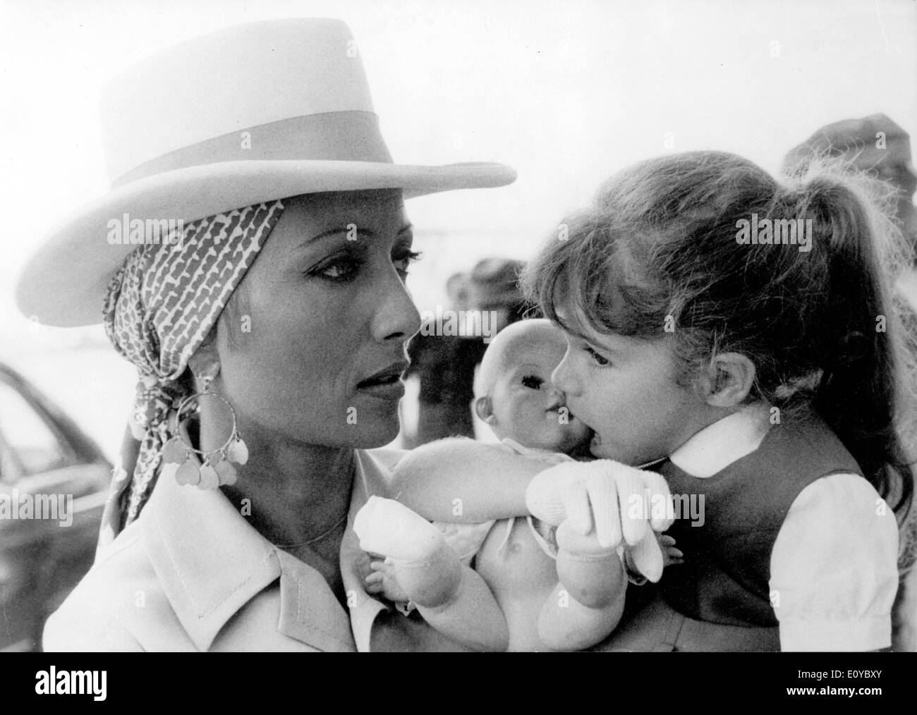 Oct 17, 1969; Paris, Francia; attrice cinematografica è STEPHANE AUDRAN è protagonista di Anatole Litvak il film 'una donna in auto con gli occhiali e una pistola" ora nel processo decisionale sulla Riviera Francese. La foto mostra Stephane in una scena del film con quattro anni di Emanuella interpreta la parte di sua figlia. Foto Stock