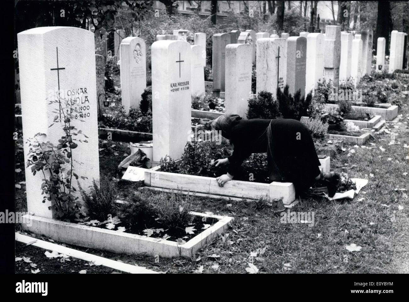 Ottobre 22, 1969 - Novembre 1 persone di fede cattolica osservare la vacanza giorno di Tutti i Santi. Questa donna è presso la tomba del suo amore durante la vacanza. Foto Stock