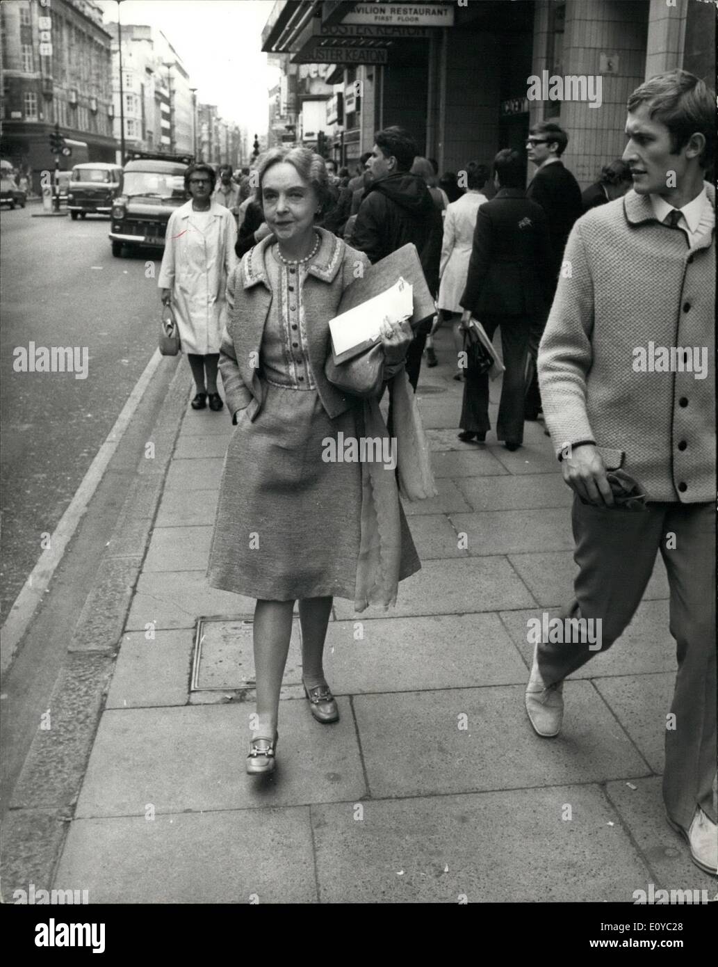 Agosto 08, 1969 - Lillian Gish a Londra: famosi film muto star Lillian Gish è a Londra questa sera lei darà il definitivo John Player celebrity lezioni, nel 1968-1969 serie, all' Accademia di uno, Oxford street. La conferenza tratterà Miss Gish la lunga carriera cinematografica, che includerà film famosi come "Nascita di una nazione' 'l'intolleranza " e " La Lettera Scarlatta'. Mostra fotografica di Miss Lillian Gish visto camminare per Oxford Street questa mattina. Foto Stock
