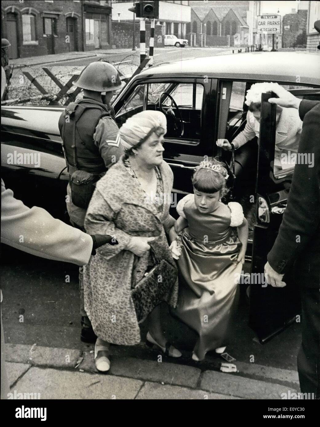Agosto 08, 1969 - Le truppe britanniche assumere Belfast le truppe britanniche hanno ripreso a Belfast dopo tre giorni di grida in cui circa otto morti e centinaia di feriti. La principale area custodita dall'esercito in Falls Road, che è tra i cattolici e i protestanti dell'area. Il braccio impostato ad una unità radio in un bruciato bus. Altri autobus sono stati utilizzati per barricate. Mostra fotografica di:- un po' damigella arriva per il matrimonio. Foto Stock
