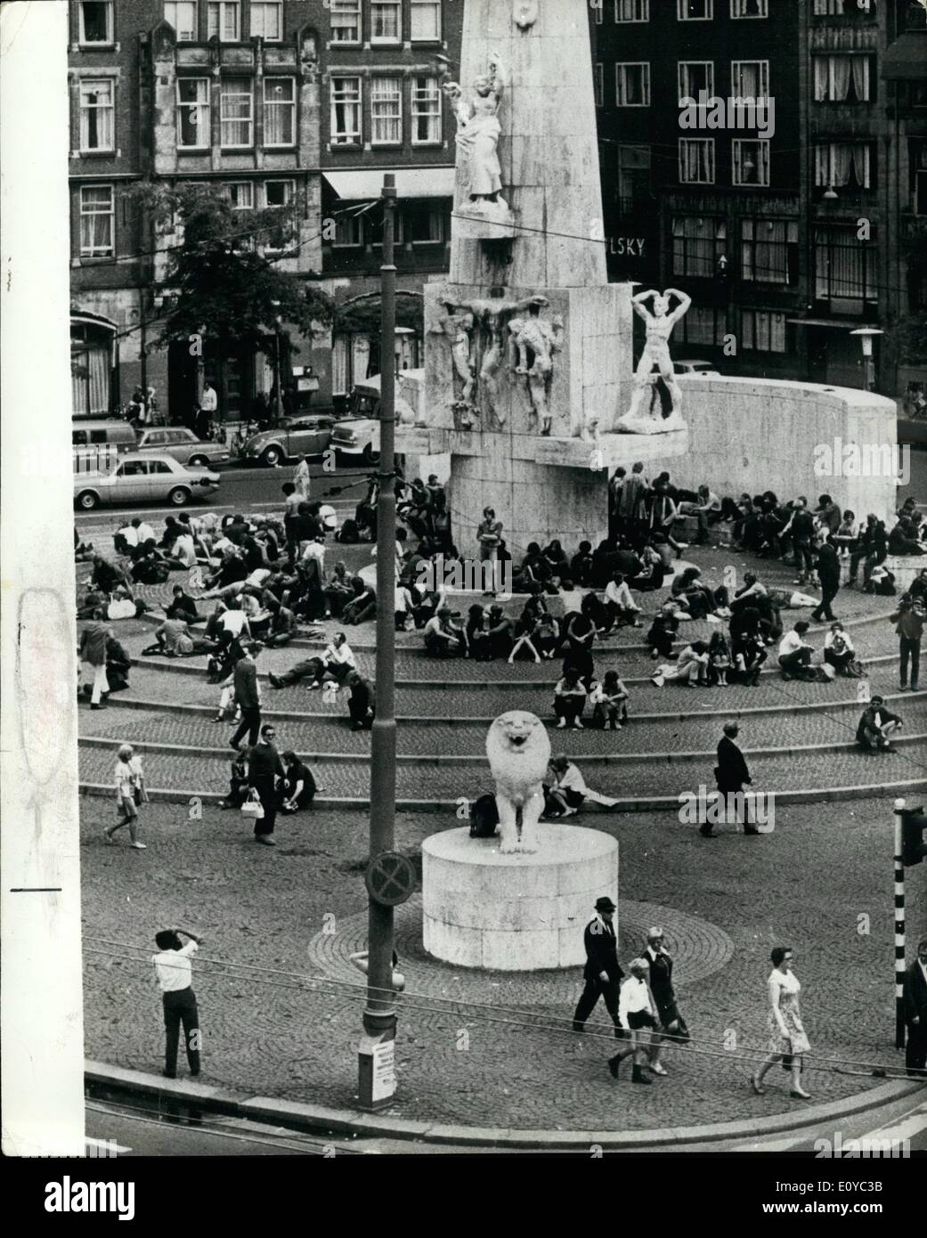 Agosto 08, 1969 - Giovani formano tutte le nazioni trovare interessanti di Amsterdam.: questo anno di Amsterdam è un luogo attraente per i giovani di tutte le nazioni. Il loro centro è il Fronte Nazionale di Liberazione monumento presso la diga di Amsterdam di fronte al Palazzo Regale. Essi siedono sui gradini del monumento di giorno e di notte e dormire nei loro sacchi a pelo per la notte e prendere il sole durante il giorno. Classe media e popolo conservatore sono scioccato dal fatto che la (principalmente con i capelli lunghi) giovani occupano il Monumento della Liberazione Foto Stock