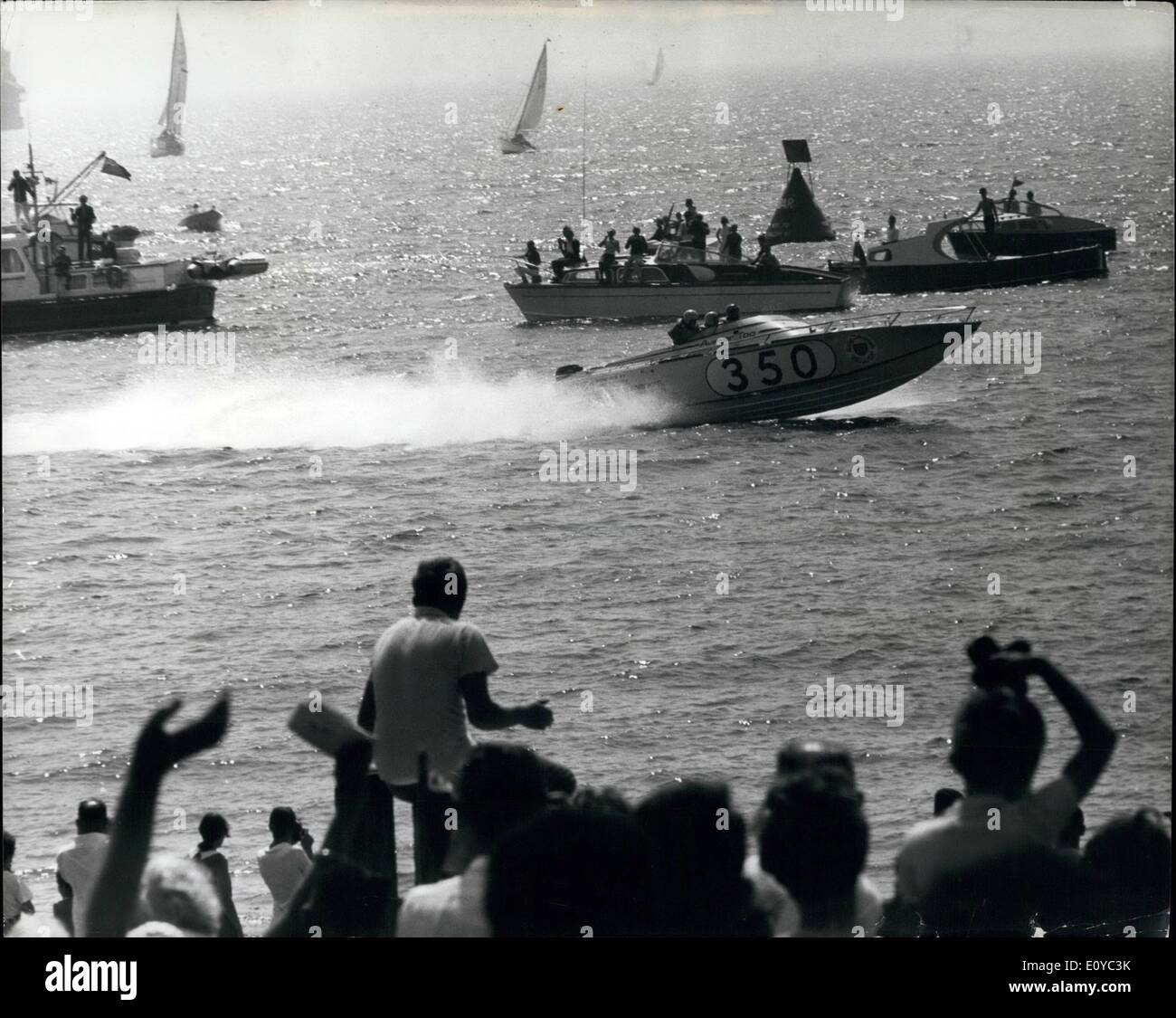 Agosto 08, 1969 - ''Flying Finn'' il Powerboat Race.: Timo Makinen, ''Flying Finn'' e il suo co-pilota Pascoe Watson, portato Avenger troppo home a Portsmouth ieri in stile brillante, per vincere il Daily Telegraph e BP Round Britain Powerboat Race. Hanno coperto la finale di 118 miglia dalla gamba Ramsgaze in 3 ore. 11 minuti 24,8 secondi, secondo al traguardo dietro a Tim Powell's U.F.O. Makinen e il suo partner, leader globale dal sesto stadio a Inverness, ha preso la &pound;10.000 il primo premio per il più breve tempo trascorso oltre il 10 stadi Foto Stock