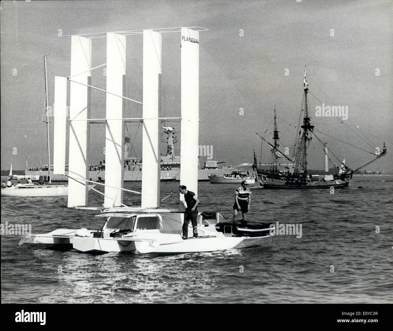 Agosto 08, 1969 - Il vecchio e il nuovo: questo primo prototipo trimarano con vetroresina banderuole 27' lungo e compensato scafo, è sotto processo a deve. I produttori sono ''Planesail'' dell'isola per fienagione. Sullo sfondo è di replica del xvii secolo ketch ''Nonsuch' Foto Stock