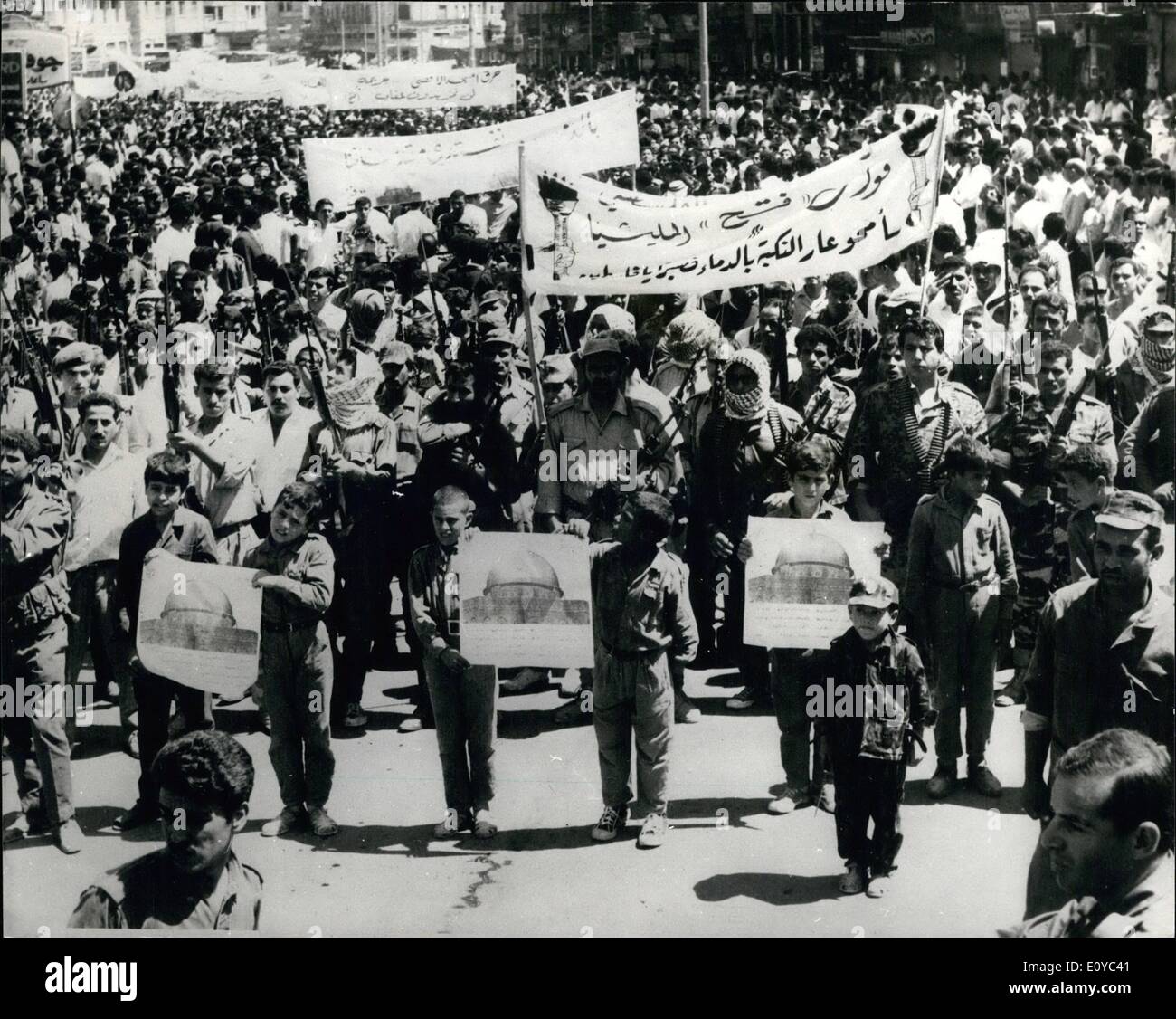 Agosto 08, 1969 - Migliaia di prendere parte nel mese di marzo in Amman: a seguito dell'incendio presso El Aqsa moschea a Gerusalemme, migliaia e migliaia di persone, tra cui armati di guerriglia palestinese, hanno marciato attraverso il centro di Amman, Giordania, venerdì 9 agosto 22), che chiede una guerra santa per il soccorso di Gerusalemme e di vendicare l'incendio. Mostra fotografica di vista generale durante il dimostratore di marzo per le strade di Amman, Giordania. Foto Stock