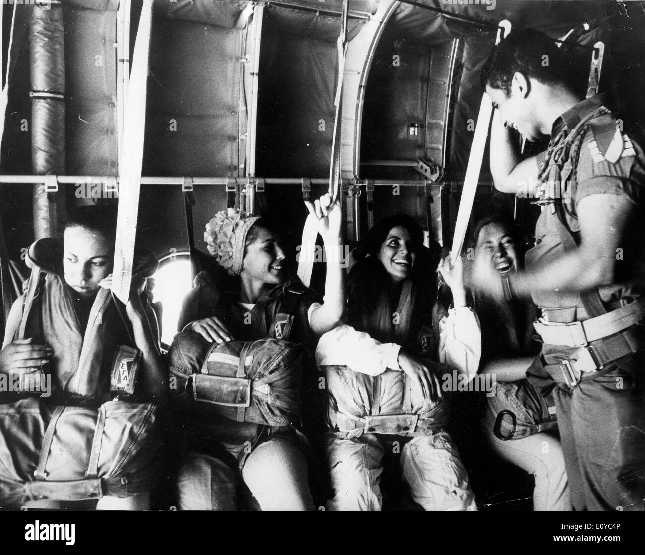 Aug 09, 1969; Tel-Aviv, Israele; femmina soldati israeliani ottenere un last minute informazioni prima della loro parachute jump. La religione musulmana Foto Stock