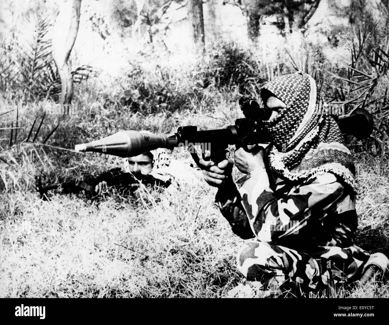 Il comandante incendi pistola sul confine libano Foto Stock