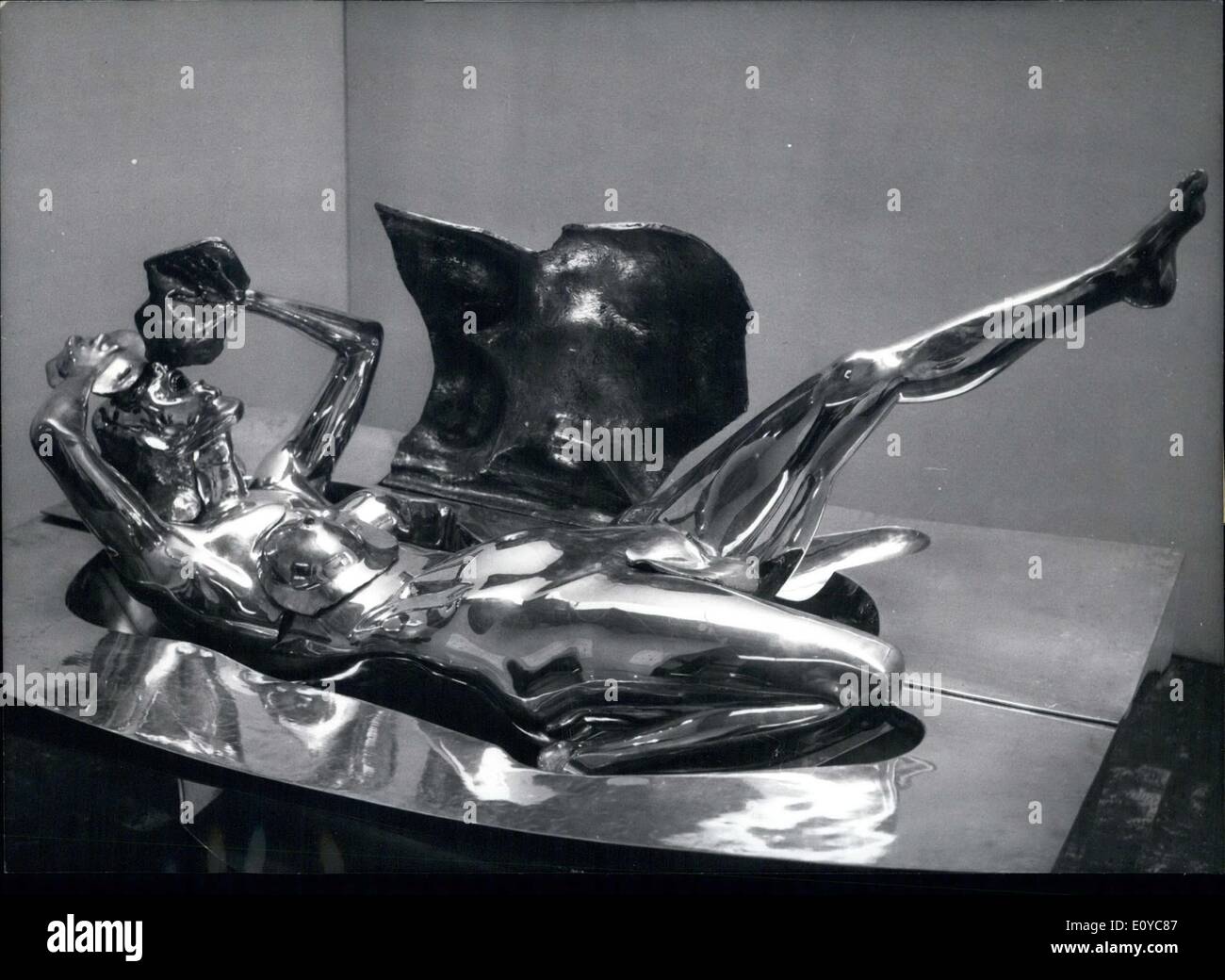 Nov. 06, 1969 - nella foto è una scultura dell'artista francese Jean Ipousteguy, come era sul display in una mostra di Darmstadt. Foto Stock