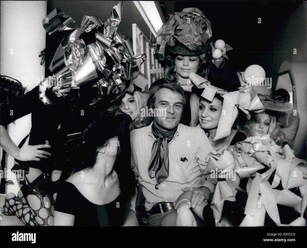 Nov. 11, 1969 - Il ben noto attore italiano Giorgio Albertazzi, famoso per il suo ruolo in "'Dr. Jeckill'' Play TV,. è di dirigere il suo primo film ''Gradiva'' in cui apparirà una folla di belle ragazze.Phot Mostra Giorgio Albertazzi cerchiato dalle belle ragazze. Foto Stock
