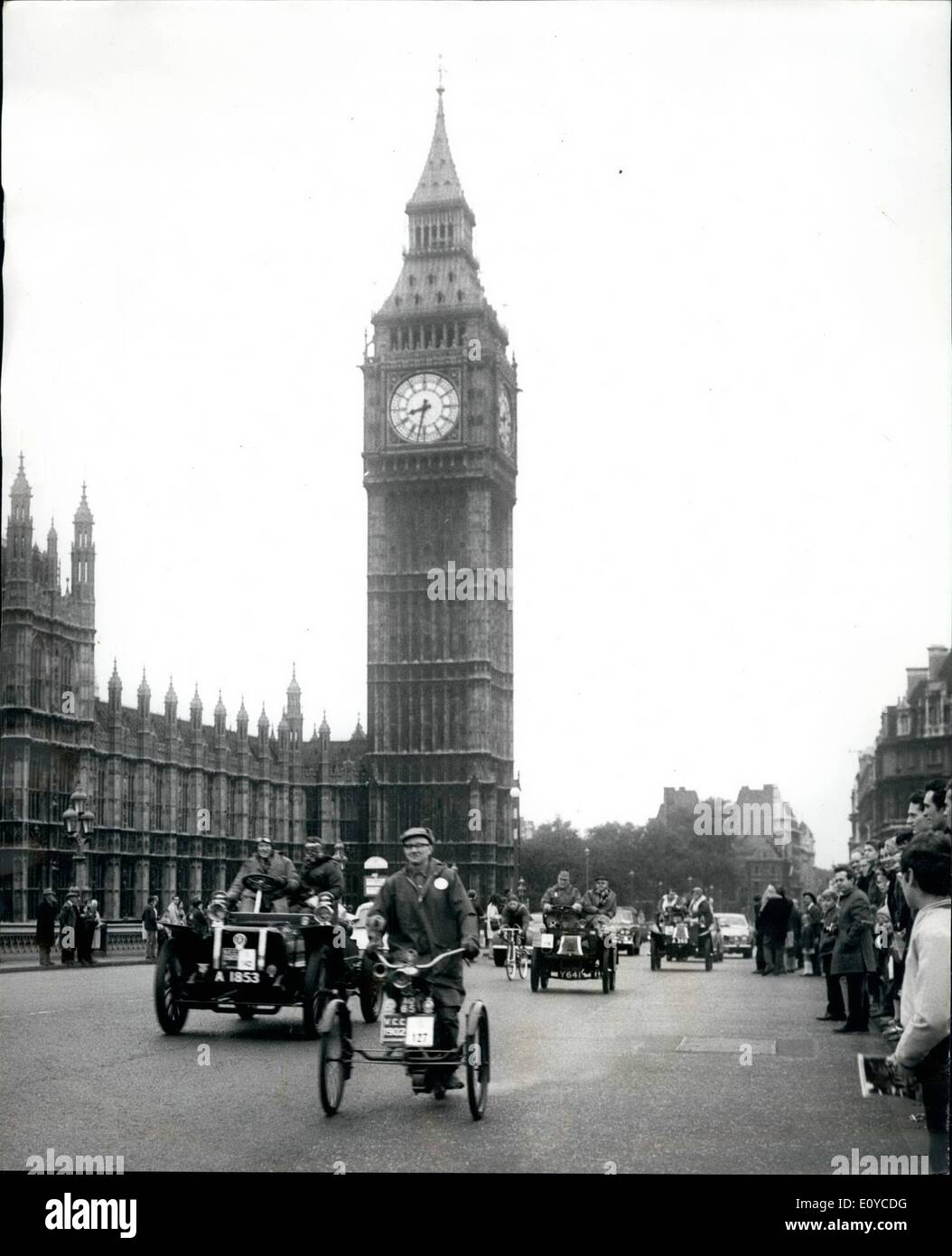 Nov. 11, 1969 - Il veterano annuale Car Club di Londra a Brighton Run: l annuale R.A.C.'s veterano auto Run per Brighton ha avuto luogo oggi. I concorrenti spostato fuori da Hyde Park per le 50 miglia di viaggio a Brighton. La foto mostra In th ombra del Big Ben alcune delle auto d'epoca sono visibili passando sul Westminster Bridge subito dopo lo start da Hyde Park questa mattina. Foto Stock