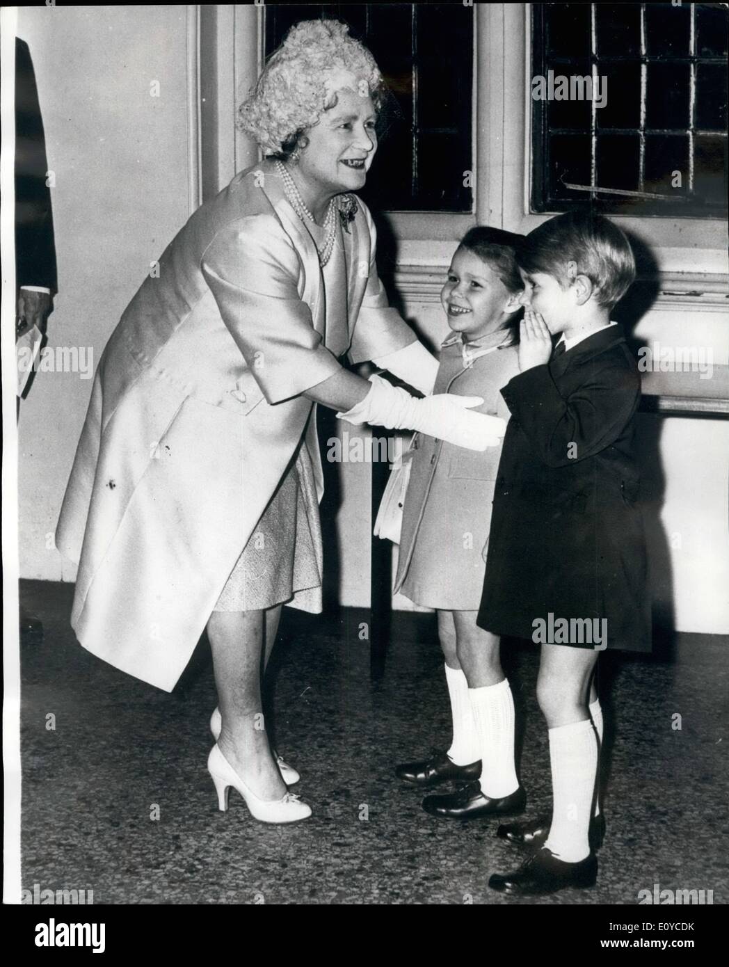 Nov. 11, 1969 - Regina madre visite Royal College of Music.: la Regina Elisabetta la regina madre, visto con Prince Edward e Lady Foto Stock