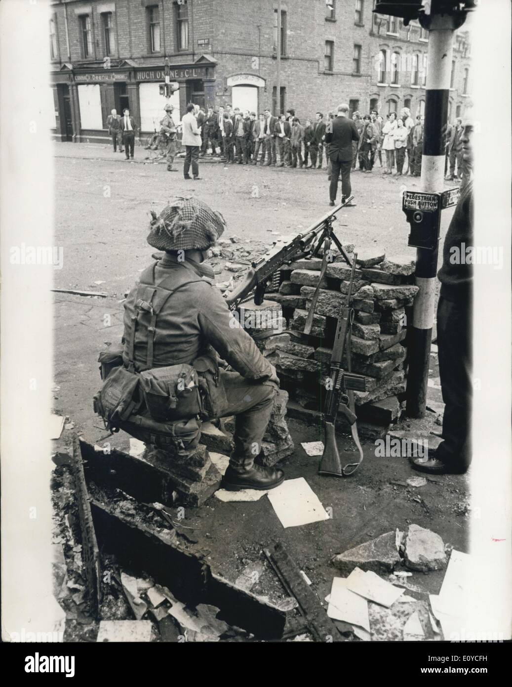 Agosto 17, 1969 - le truppe britanniche assumere release: le truppe britanniche hanno ripreso a Belfast dopo tre giorni di riprese in cui circa otto morti e centinaia di feriti. Le principali sono custoditi dall'esercito è la strada Palls, che è tra la Chiesa cattolica e la Chiesa Prodistant dell'area. Il braccio impostato ad una unità radio in un bruciato bus. Altri autobus sono stati utilizzati per barricate. La foto mostra le truppe maning machine-gun posti in Falls Road sono a Belfast. Foto Stock