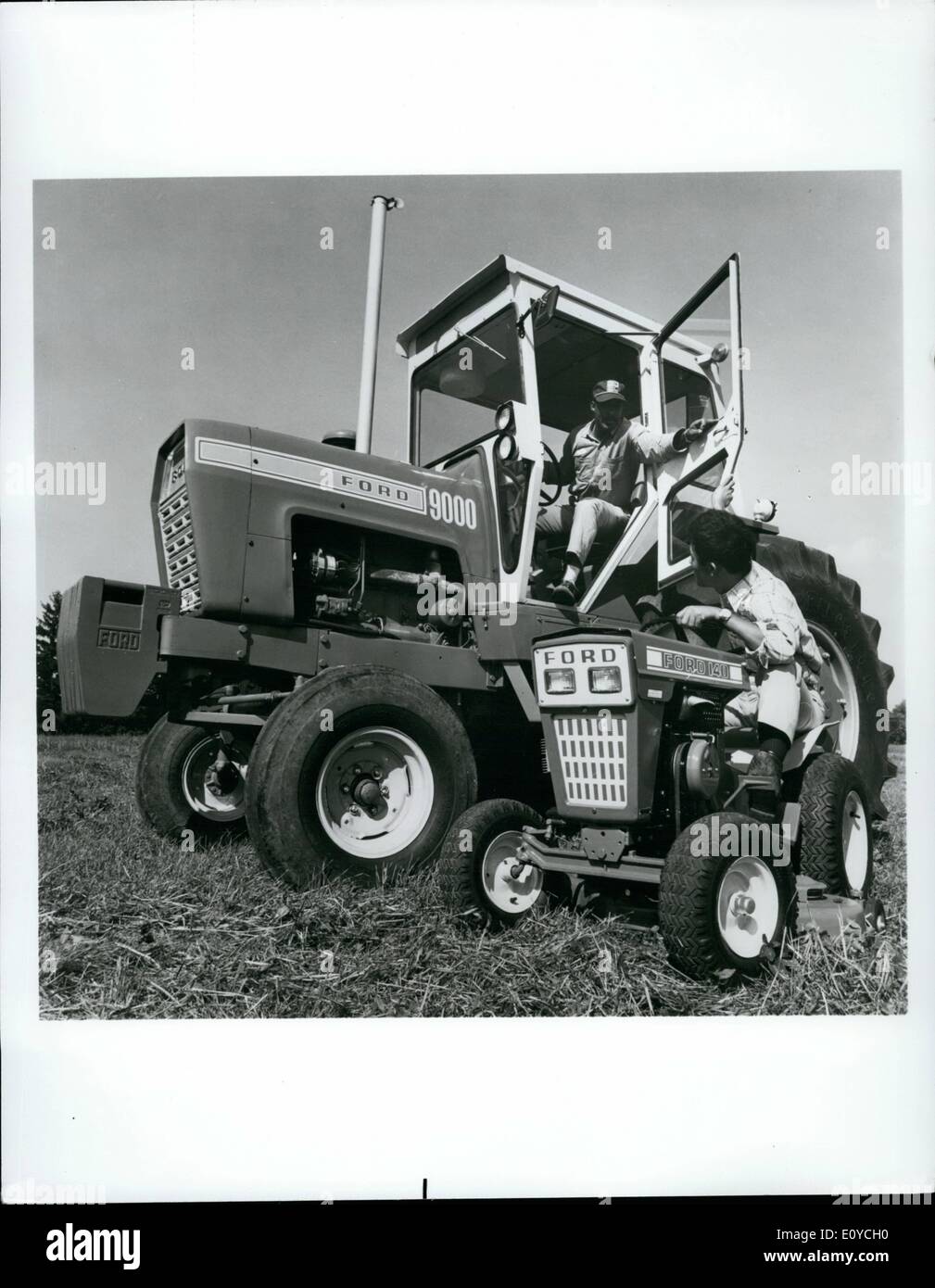 Nov. 11, 1969 - Nuovi trattori Span Gamma di potenza -- moderno  agricoltore--come nuovi acquirenti di auto--desidera aggiungere la potenza  e la comodità delle opzioni per i trattori agricoli. Ford Motor Company