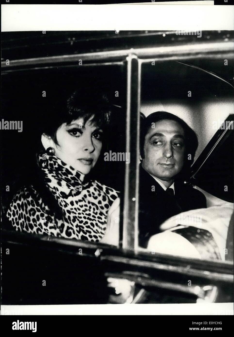 Nov. 11, 1969 - Gina Lollobrigida a wed. La famosa attrice Gina Lollobrigida sta per sposare un miliardario americano "LCUNI tempo prima di Natale ha detto il suo fotografo personale la scorsa notte. Il miliardario è di 44 anni, il sig. George Kaufman . Miss Lollobrigida un italiano non è libera di sposarsi di nuovo al di sotto del suo paese perché la legge austriaca il suo divorzio da suo marito non è riconosciuta in Italia. Lei può avere per cambiare la sua nazionalità prima del matrimonio per evitare di essere caricato con bigay dalle autorità italiane. La foto mostra questa immagine , appena ricevuto, mostra Gina Lollobrifida e Mr Foto Stock