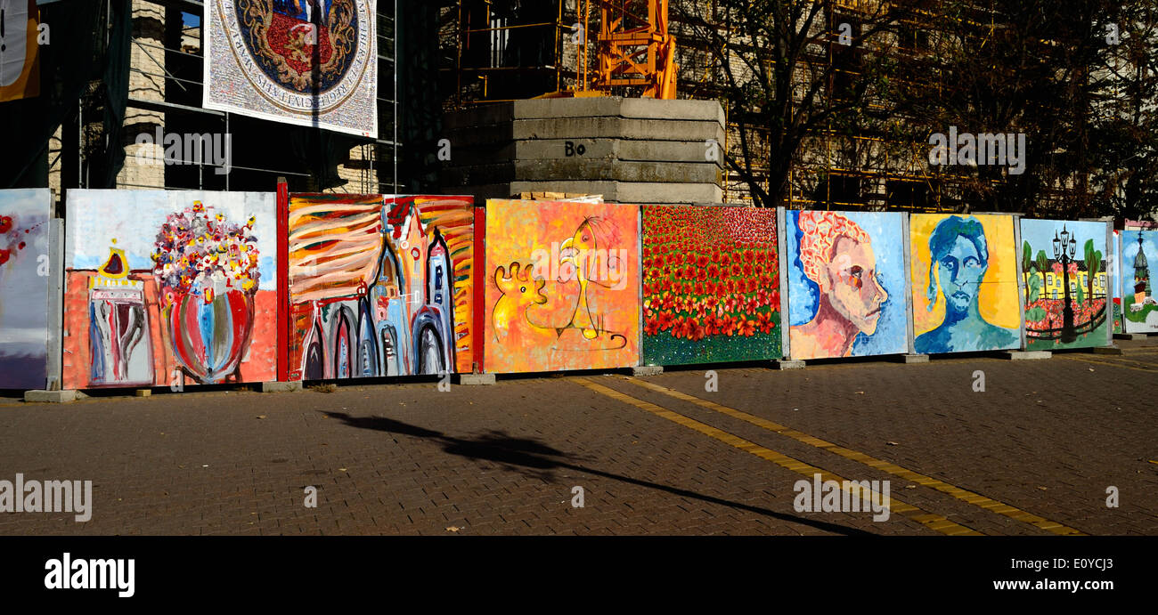 Subotica Szabadka Serbia i graffiti sulla costruzione di recinzione del sito nel centro della città Foto Stock