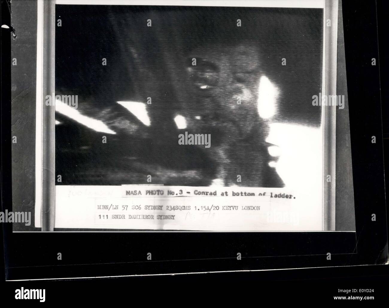 Nov. 20, 1969 - La telecamera non funziona sulla luna a piedi. Astronauti americani Pete Conrad e Alan Bean ieri è diventato il terzo e il quarto uomo mai a camminare sulla superficie della luna. Presto dopo Alan Bean aveva dimesso dalla Intrepid a unirsi a Pete Conrad, un guasto sviluppato nella telecamera. Mostra fotografica di:- Questa foto NASA, radioed a Londra via Sydney, Australia, mostra Conrad al fondo della scala. Foto Stock